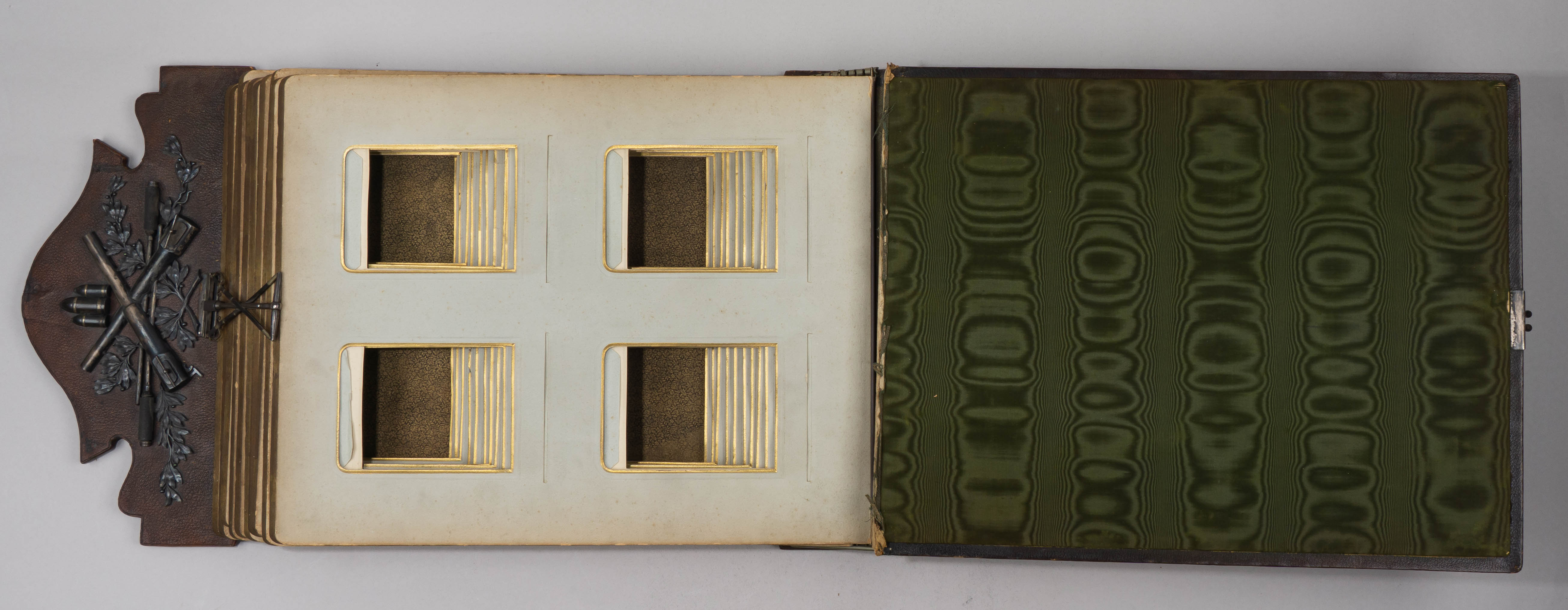 (Лейб-гвардии 3-я Артиллерийская бригада. Орден Святого апостола Андрея Первозванного)  Подносной альбом для фотографий с дарственной  «От сослуживцев лейб-гвардии по 3-й Артиллерийской бригаде 1870–1900».
 Санкт-Петербург, мастерская по производству серебрянно-чеканных изделий А.С. Брагина,  1900 год.