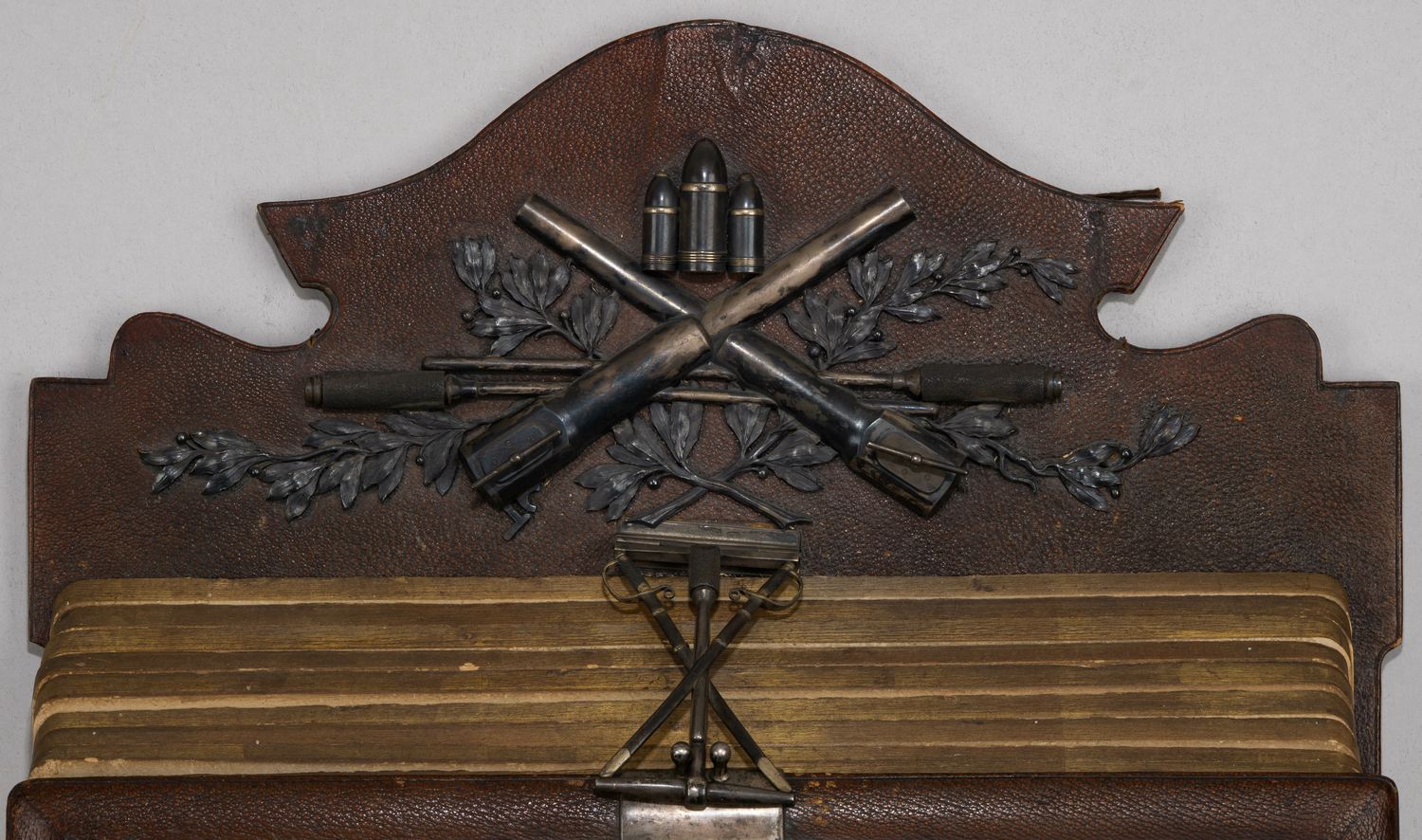 (Лейб-гвардии 3-я Артиллерийская бригада. Орден Святого апостола Андрея Первозванного)  Подносной альбом для фотографий с дарственной  «От сослуживцев лейб-гвардии по 3-й Артиллерийской бригаде 1870–1900».
 Санкт-Петербург, мастерская по производству серебрянно-чеканных изделий А.С. Брагина,  1900 год.