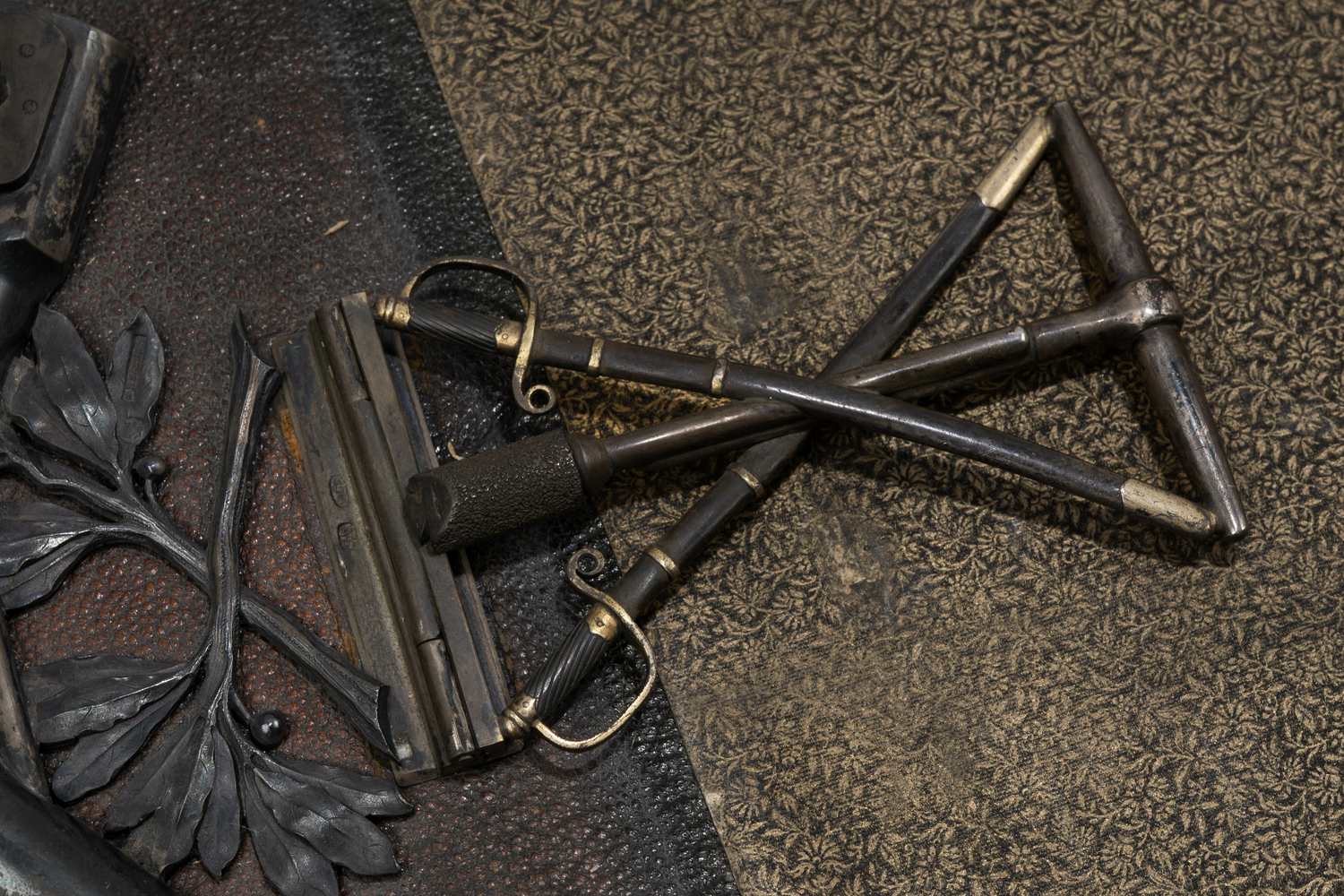 (Лейб-гвардии 3-я Артиллерийская бригада. Орден Святого апостола Андрея Первозванного)  Подносной альбом для фотографий с дарственной  «От сослуживцев лейб-гвардии по 3-й Артиллерийской бригаде 1870–1900».
 Санкт-Петербург, мастерская по производству серебрянно-чеканных изделий А.С. Брагина,  1900 год.