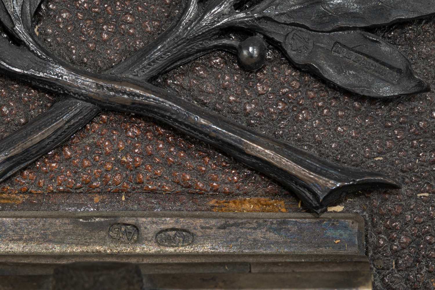 (Лейб-гвардии 3-я Артиллерийская бригада. Орден Святого апостола Андрея Первозванного)  Подносной альбом для фотографий с дарственной  «От сослуживцев лейб-гвардии по 3-й Артиллерийской бригаде 1870–1900».
 Санкт-Петербург, мастерская по производству серебрянно-чеканных изделий А.С. Брагина,  1900 год.