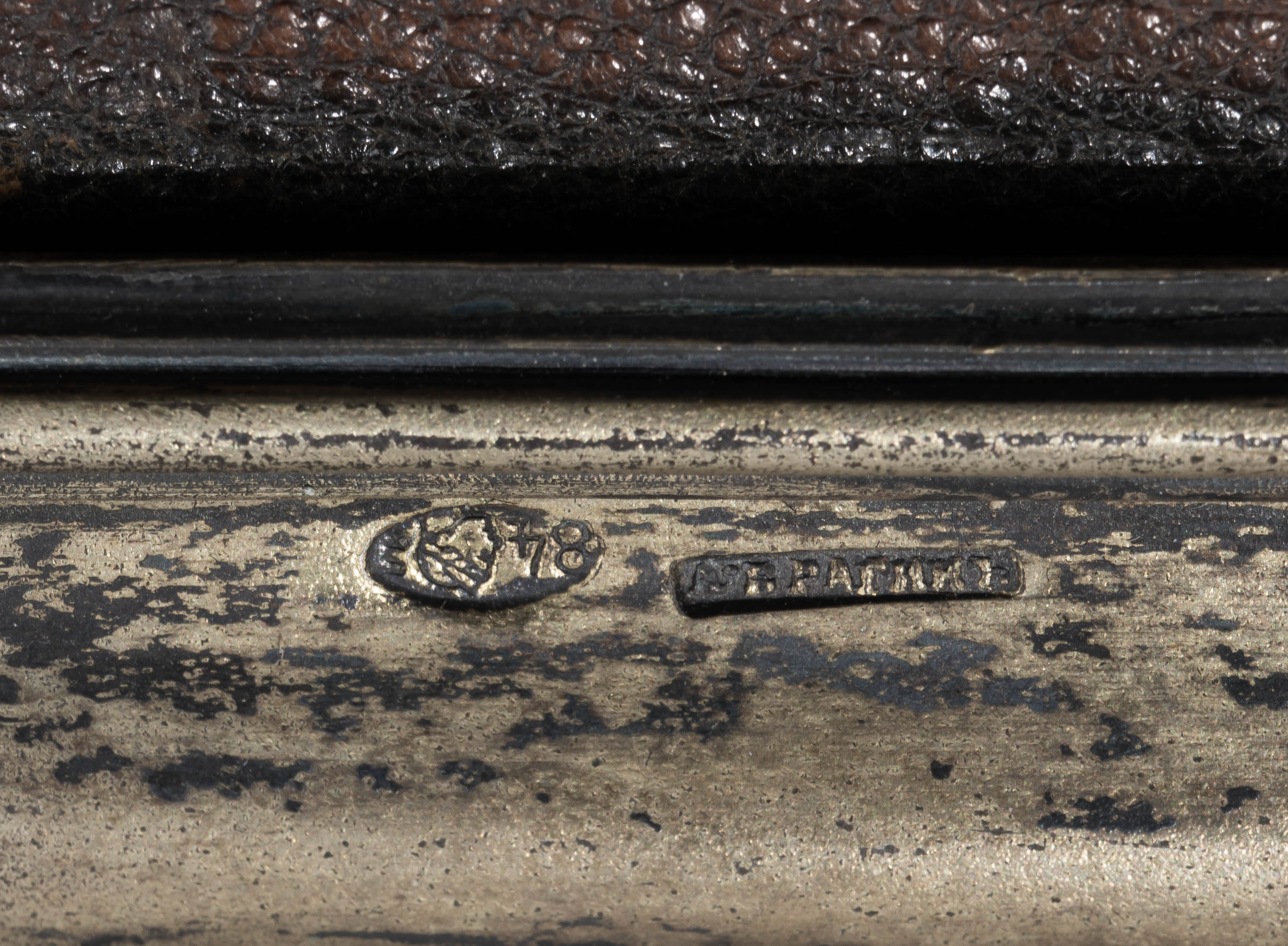 (Лейб-гвардии 3-я Артиллерийская бригада. Орден Святого апостола Андрея Первозванного)  Подносной альбом для фотографий с дарственной  «От сослуживцев лейб-гвардии по 3-й Артиллерийской бригаде 1870–1900».
 Санкт-Петербург, мастерская по производству серебрянно-чеканных изделий А.С. Брагина,  1900 год.