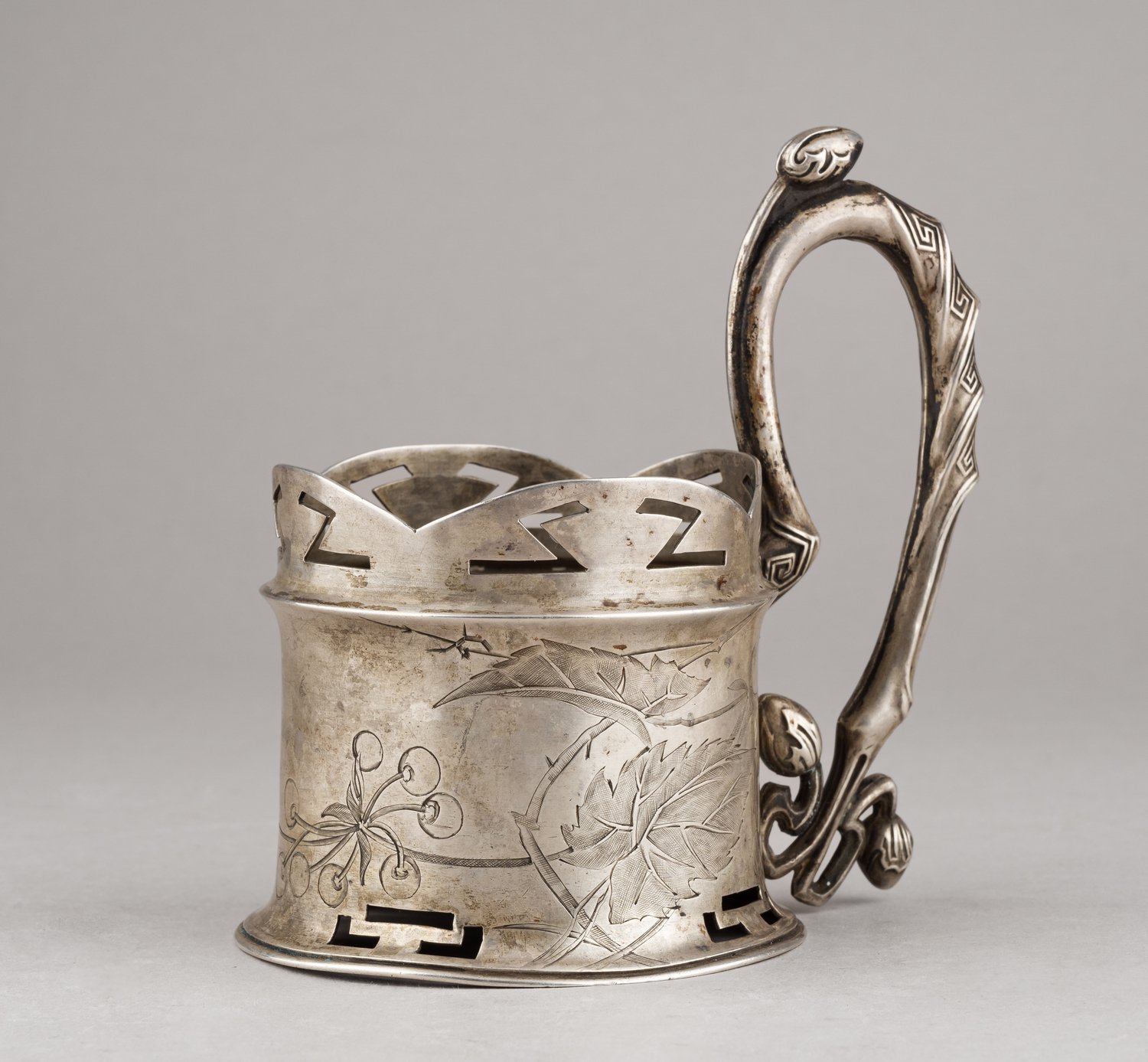 Подстаканник с изображением ягод и листьев, с дарственной надписью. 
Россия, Санкт-Петербург, Фабрика Василия Ивановича Андреева, 1908.