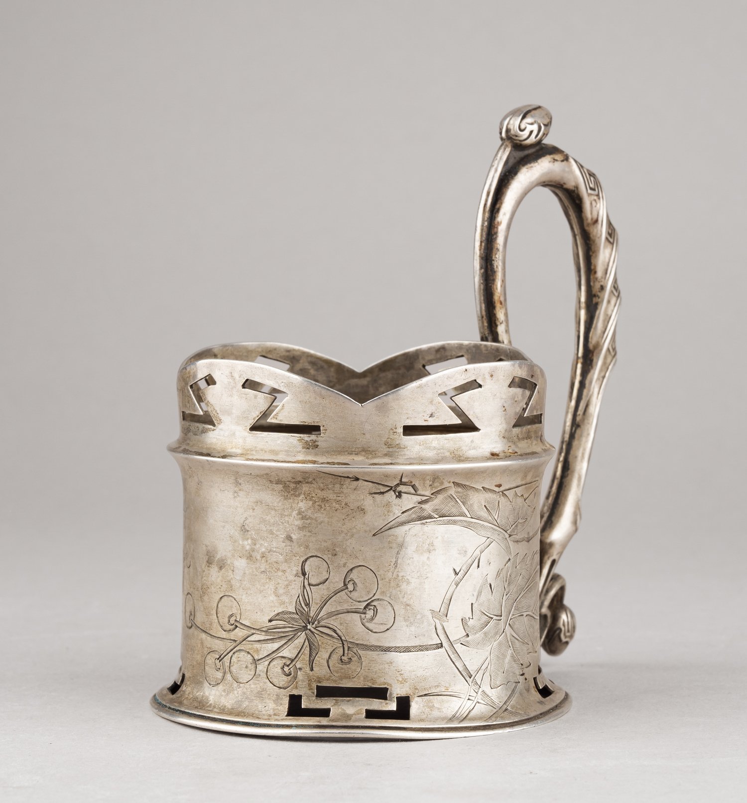 Подстаканник с изображением ягод и листьев, с дарственной надписью. 
Россия, Санкт-Петербург, Фабрика Василия Ивановича Андреева, 1908.