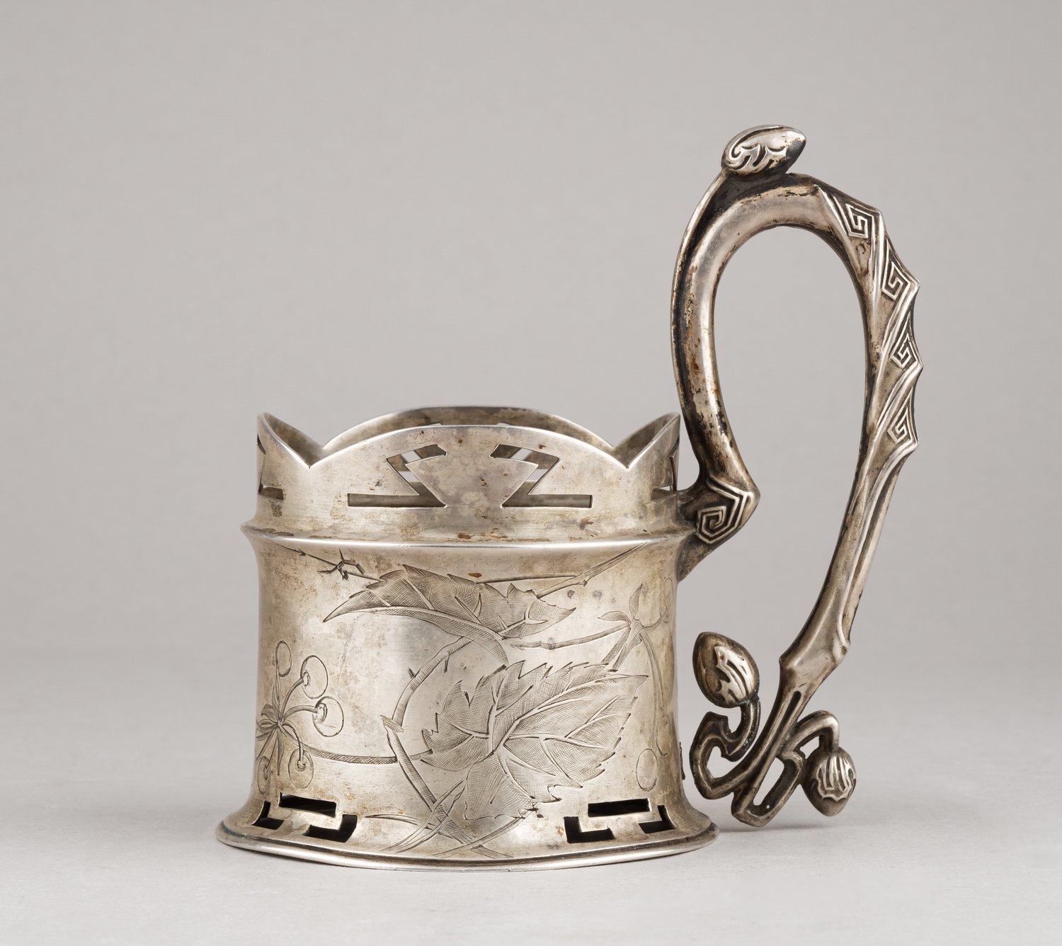 Подстаканник с изображением ягод и листьев, с дарственной надписью. 
Россия, Санкт-Петербург, Фабрика Василия Ивановича Андреева, 1908.