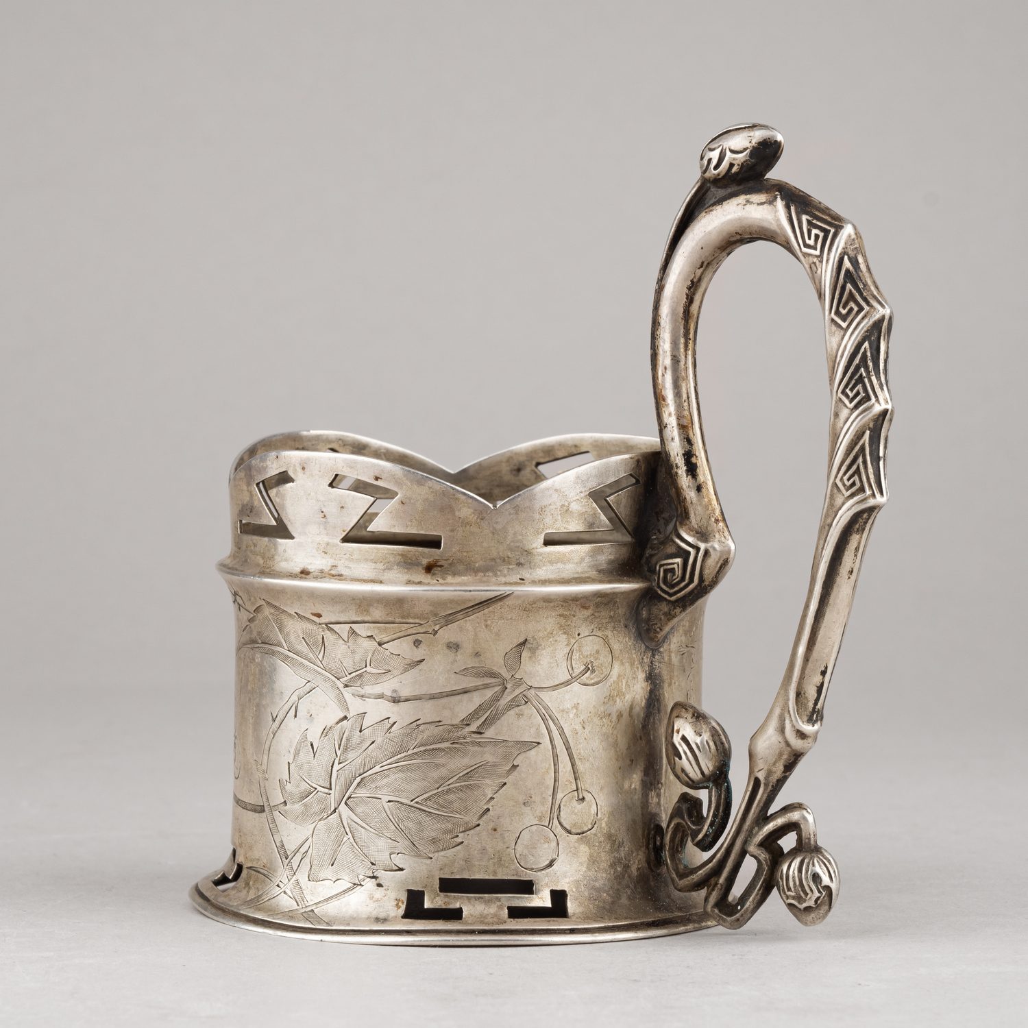 Подстаканник с изображением ягод и листьев, с дарственной надписью. 
Россия, Санкт-Петербург, Фабрика Василия Ивановича Андреева, 1908.