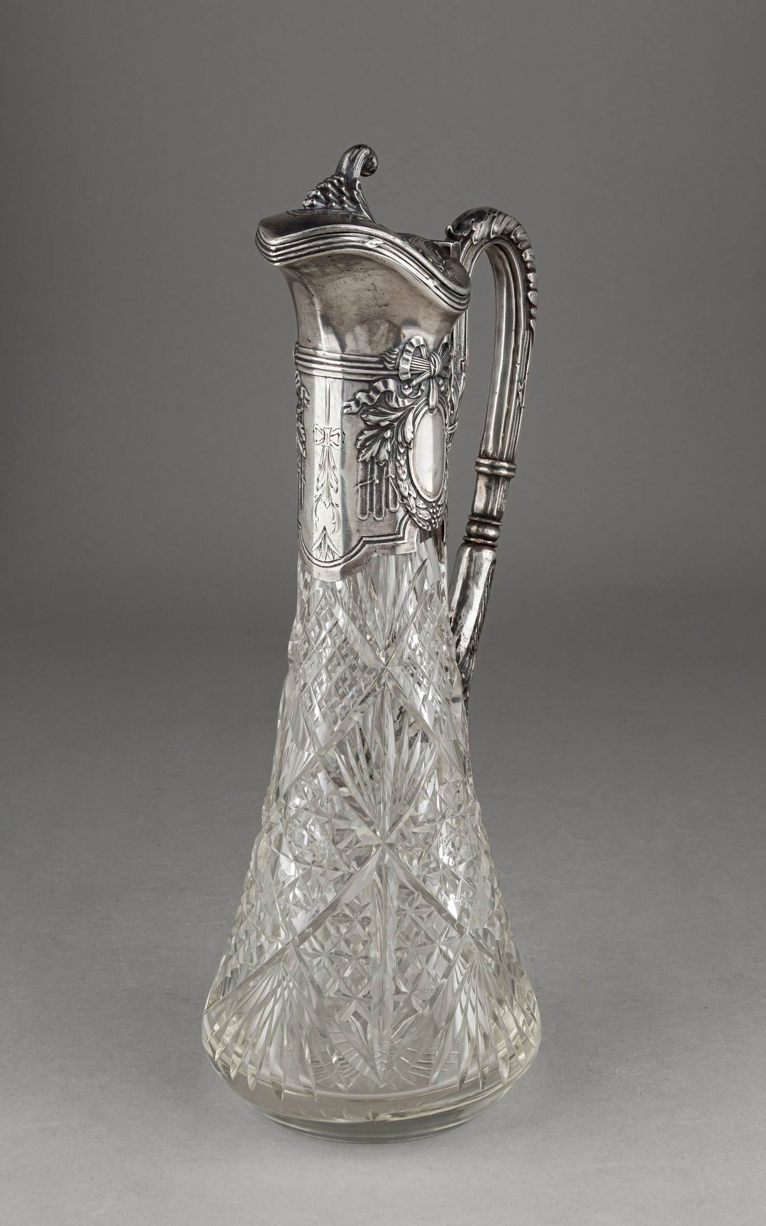 (Хлебников) Графин в серебряной оправе в стиле модерн.
Россия, Москва, фирма поставщика Высочайшего Двора И. Хлебникова, 1908–1917 годы.