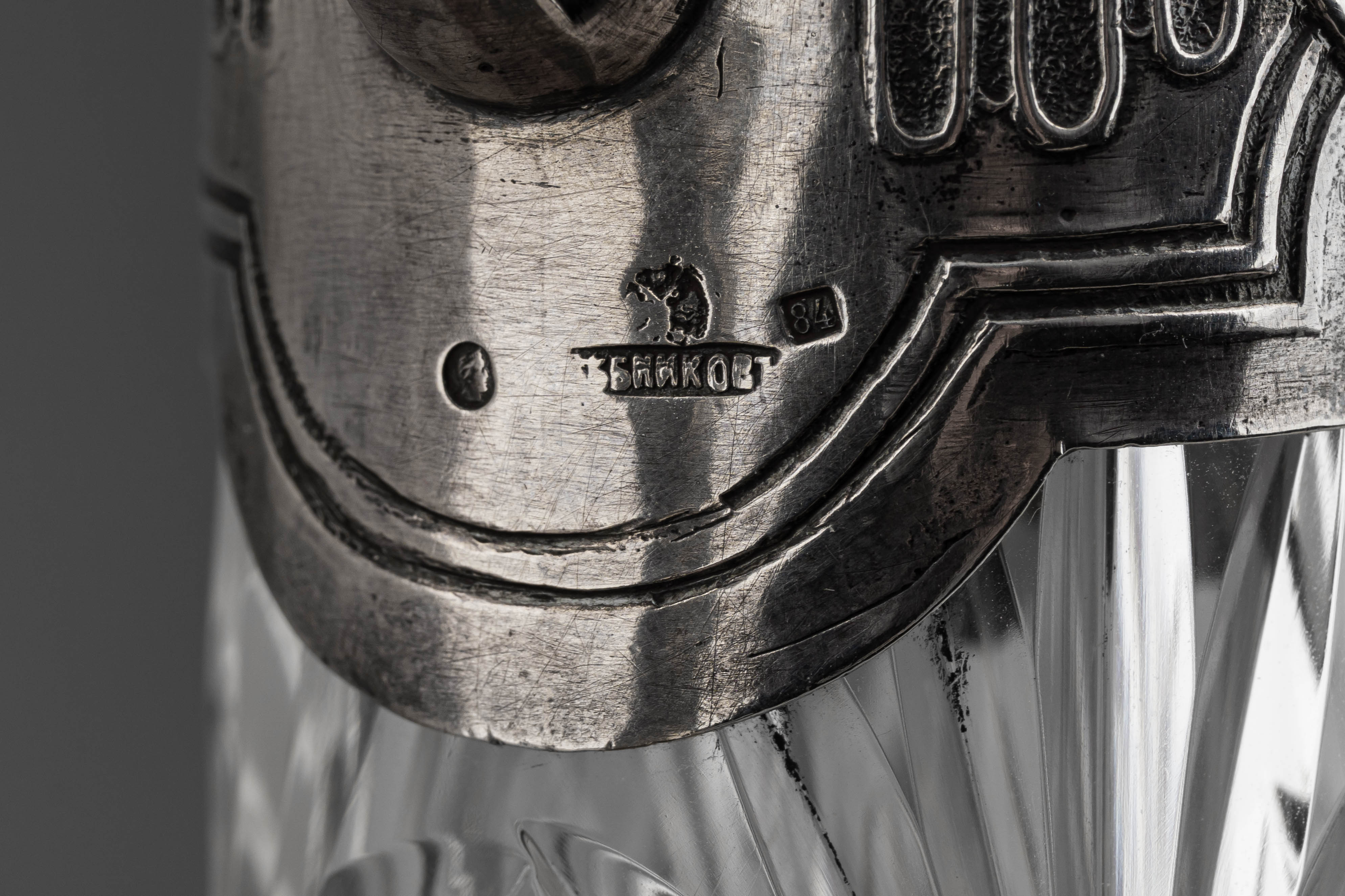 (Хлебников) Графин в серебряной оправе в стиле модерн.
Россия, Москва, фирма поставщика Высочайшего Двора И. Хлебникова, 1908–1917 годы.