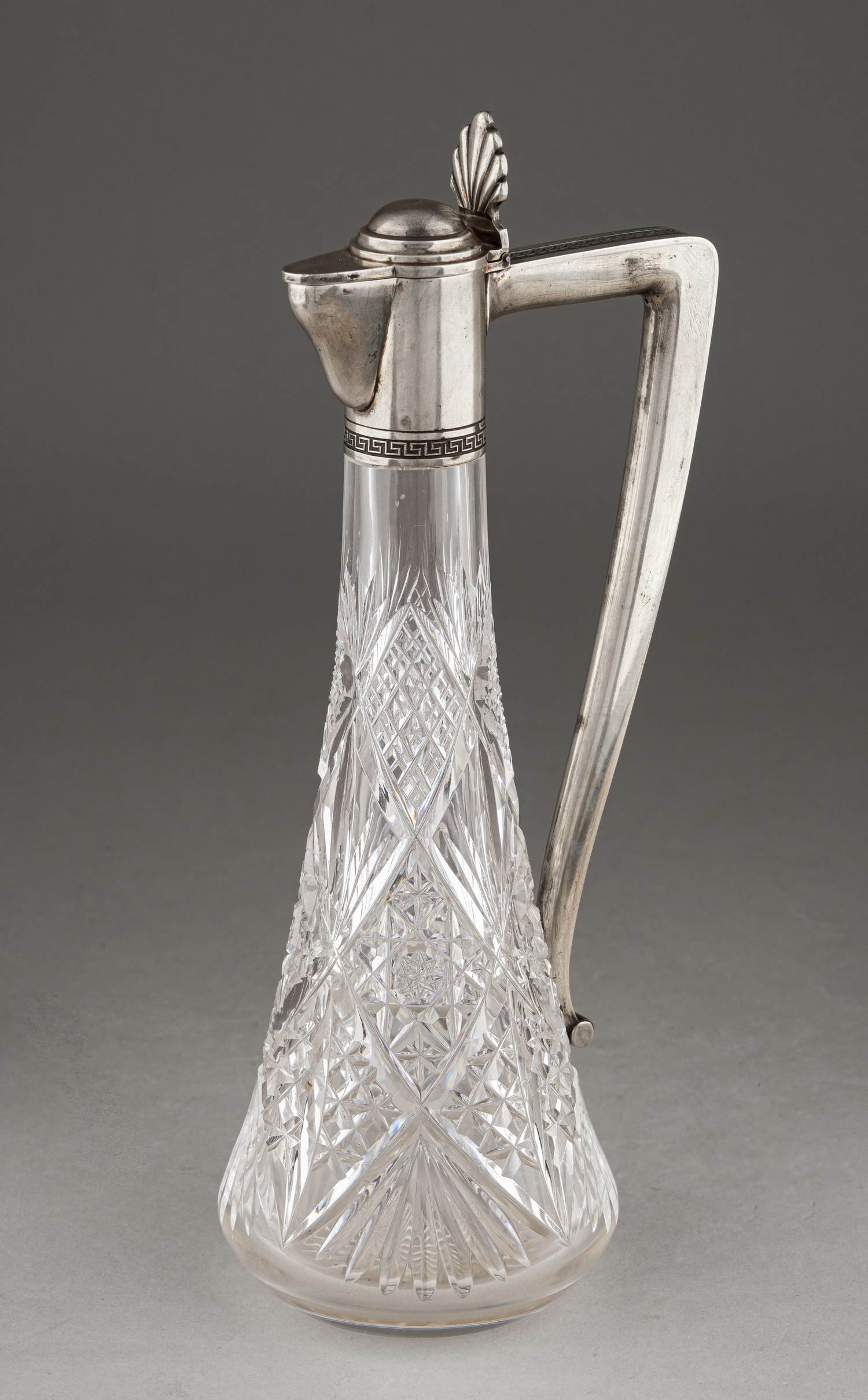 (2 Художественная артель) Графин в серебряной оправе.
Россия, Санкт-Петербург, Вторая художественная артель, 1910–1917 годы.