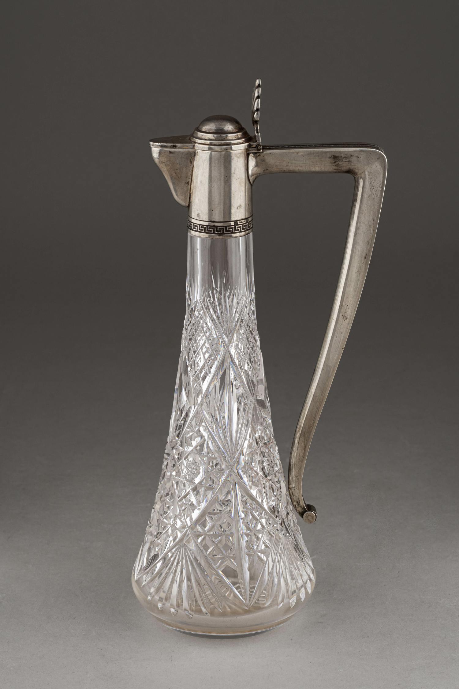 (2 Художественная артель) Графин в серебряной оправе.
Россия, Санкт-Петербург, Вторая художественная артель, 1910–1917 годы.