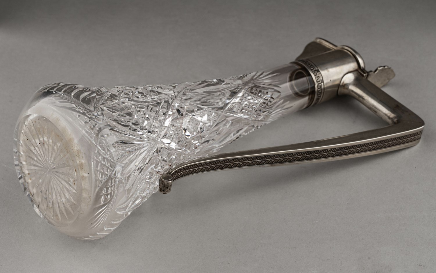 (2 Художественная артель) Графин в серебряной оправе.
Россия, Санкт-Петербург, Вторая художественная артель, 1910–1917 годы.