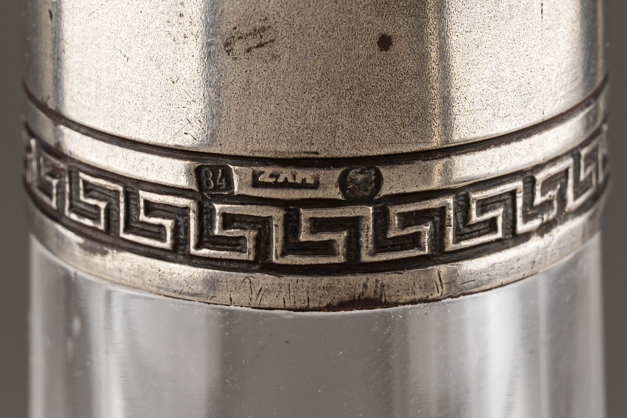 (2 Художественная артель) Графин в серебряной оправе.
Россия, Санкт-Петербург, Вторая художественная артель, 1910–1917 годы.