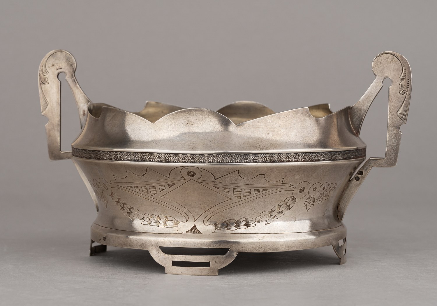 Вазочка в стиле модерн. 
Россия, Москва, мастер-монограммист «ВѲ», 1908–1917 годы.