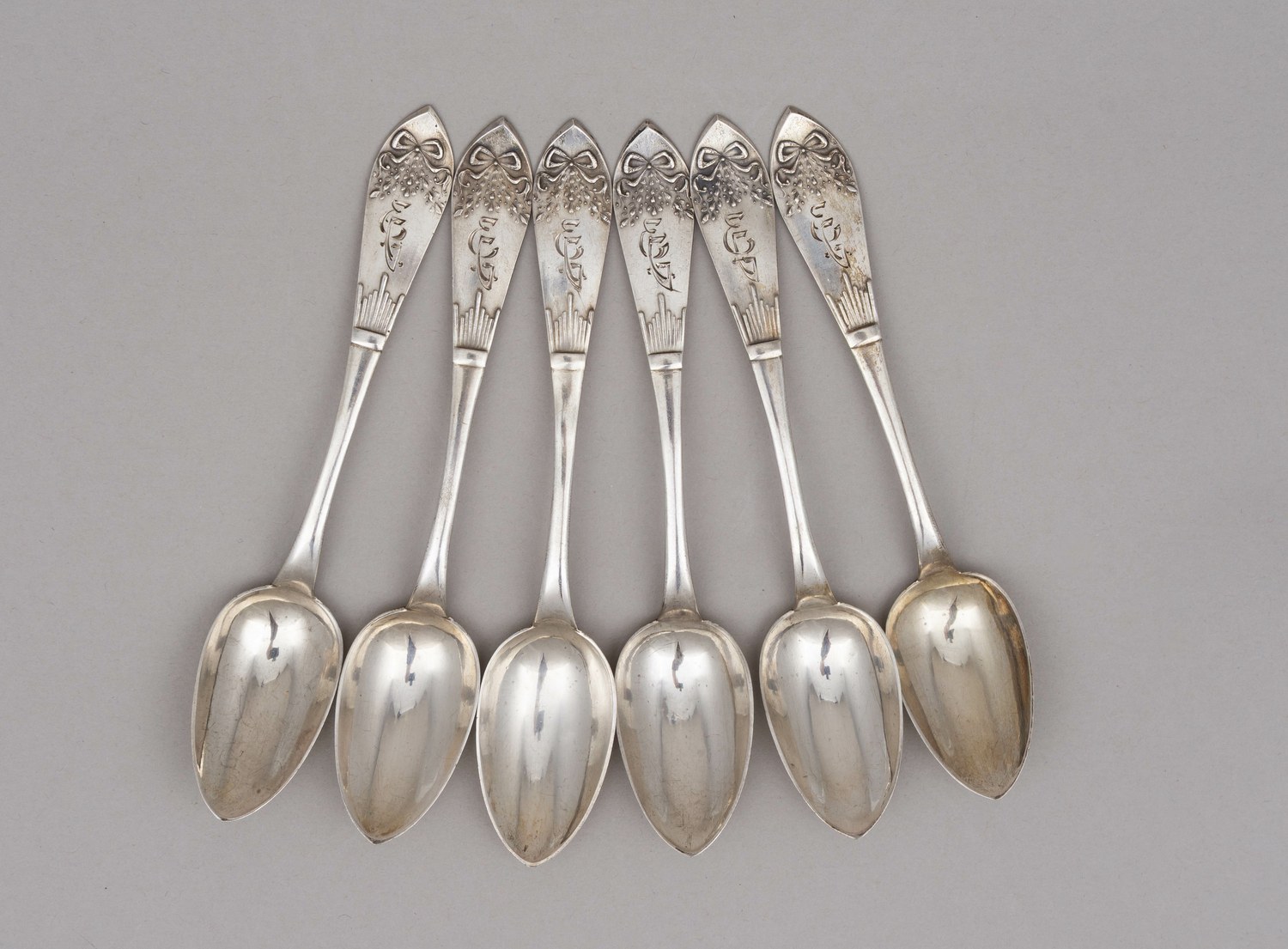 (Рига) Шесть чайных ложек. В футляре. Рига, мастер-монограммист «RP», 1928.