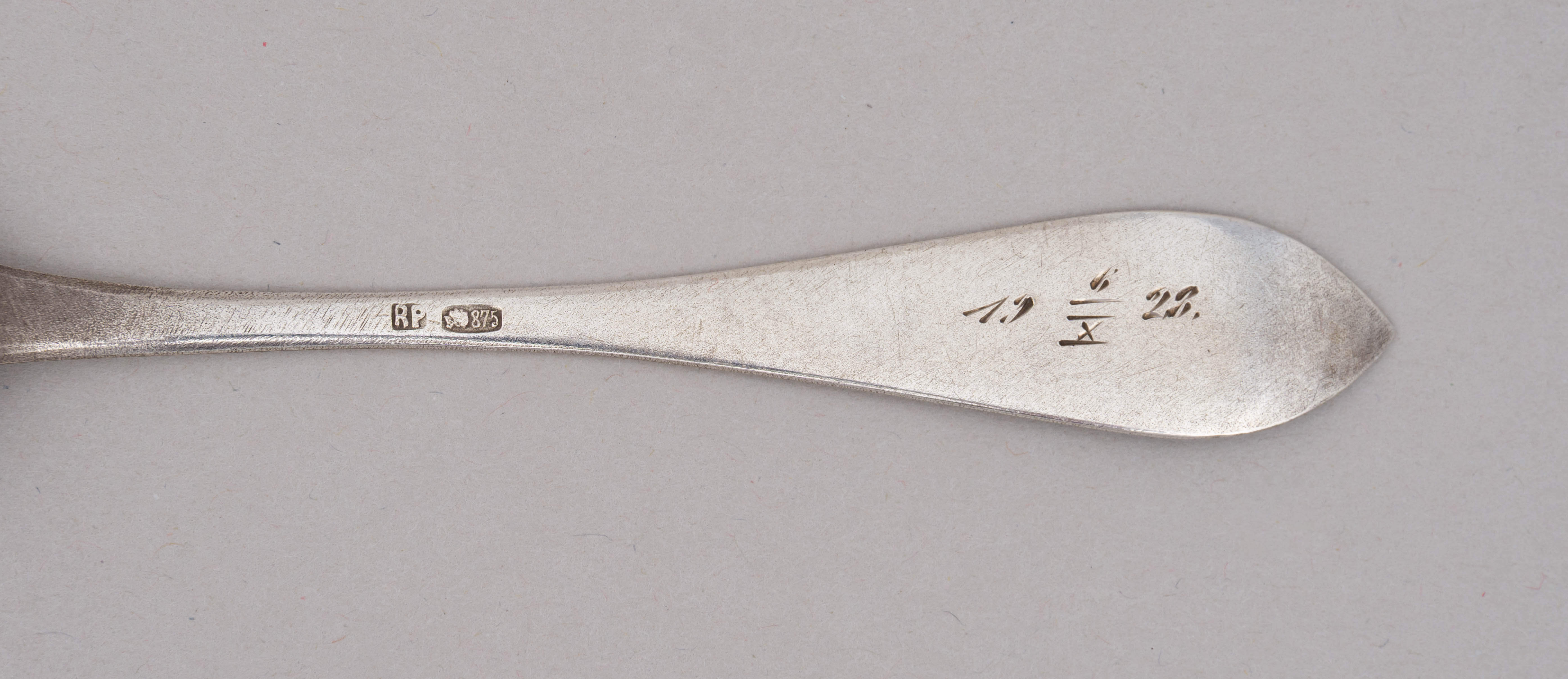 (Рига) Шесть чайных ложек. В футляре. Рига, мастер-монограммист «RP», 1928.