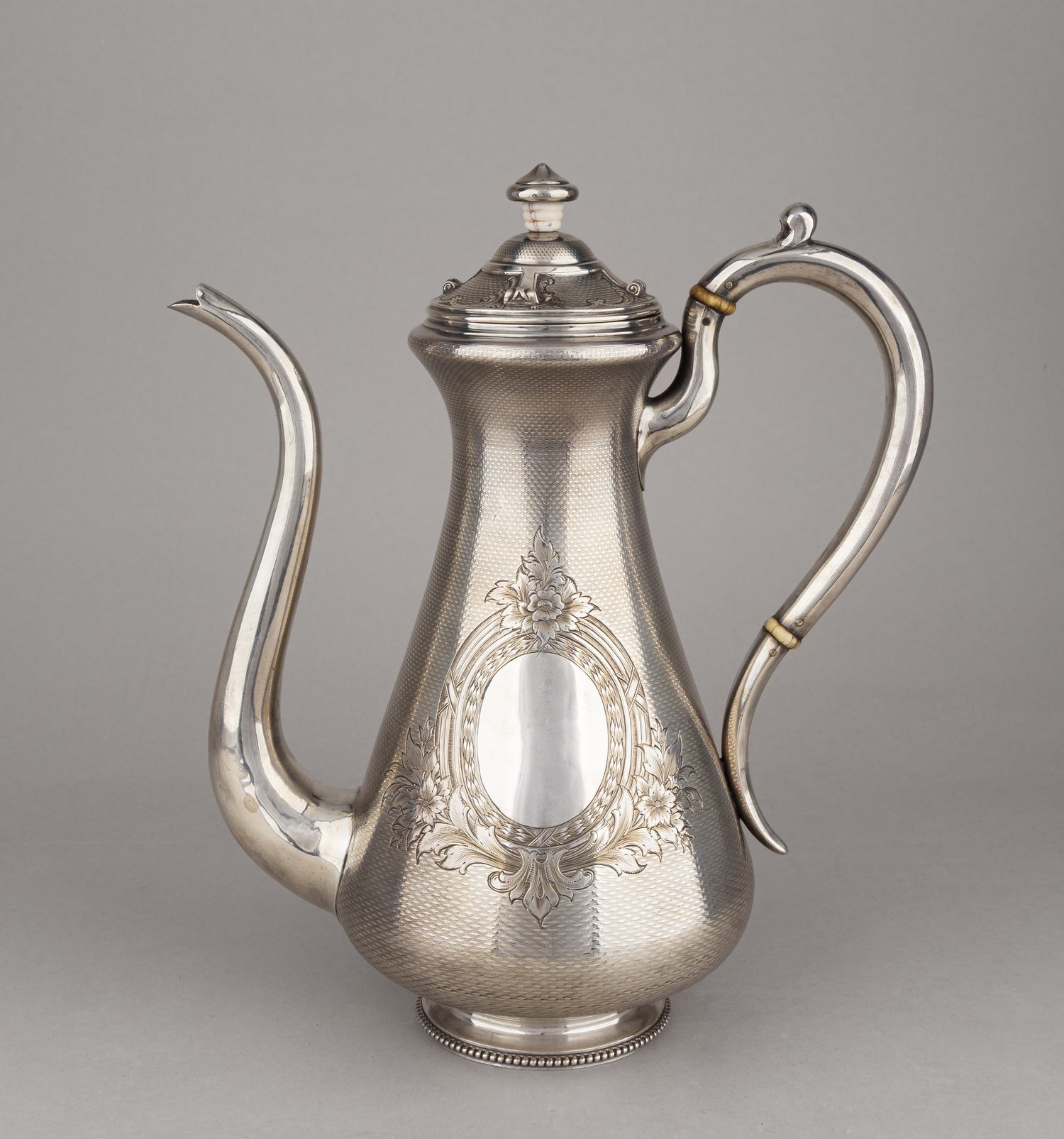 (Пецъ. Поставщик двора) Кофейник с  гравированным орнаментом и резьбой.
Россия, Москва, поставщик Двора Пец Константин Яковлевич, 1870.