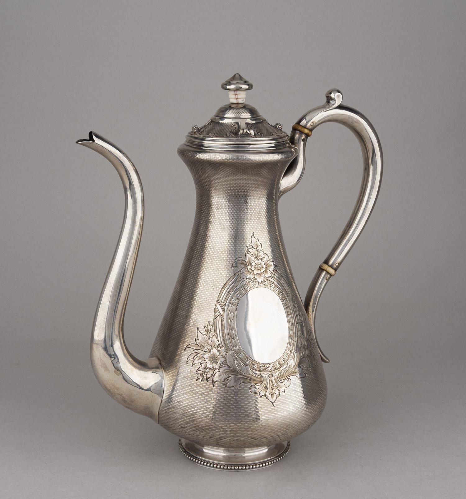 (Пецъ. Поставщик двора) Кофейник с  гравированным орнаментом и резьбой.
Россия, Москва, поставщик Двора Пец Константин Яковлевич, 1870.