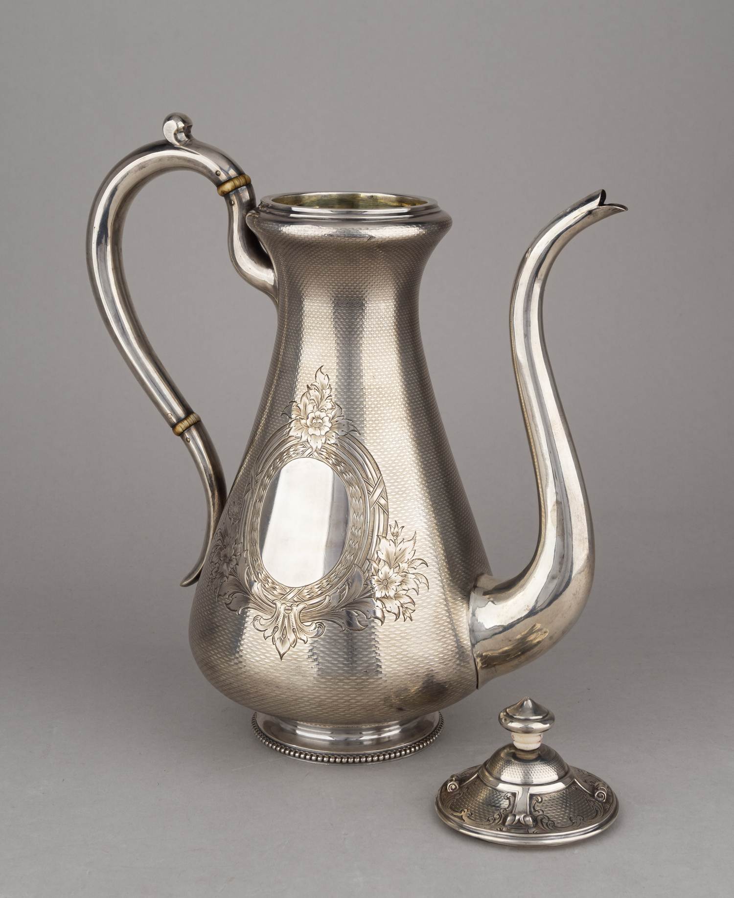 (Пецъ. Поставщик двора) Кофейник с  гравированным орнаментом и резьбой.
Россия, Москва, поставщик Двора Пец Константин Яковлевич, 1870.