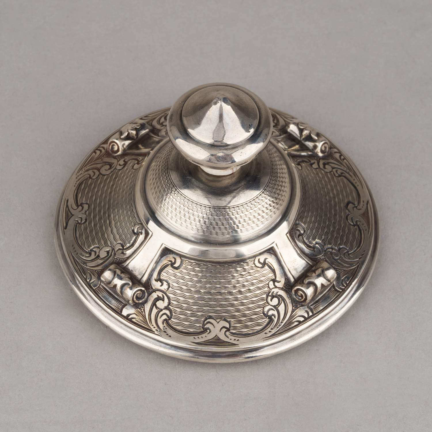 (Пецъ. Поставщик двора) Кофейник с  гравированным орнаментом и резьбой.
Россия, Москва, поставщик Двора Пец Константин Яковлевич, 1870.