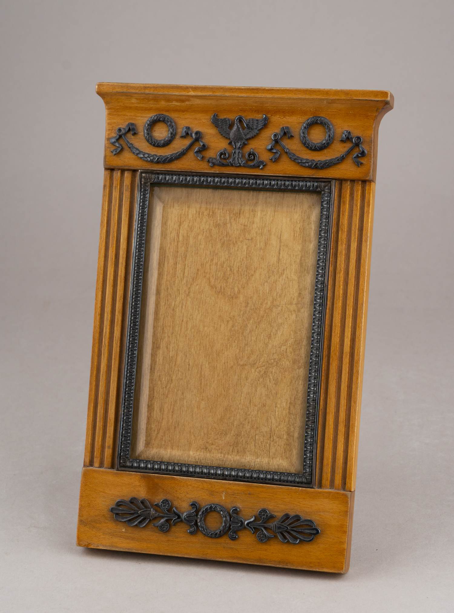 (Фаберже. С экспертизой).  Рама для фото. Дизайн с лебедями.   
Санкт-Петербург, фирма К. Фаберже, мастер Андерс Невалайнен, 1908-1917гг.