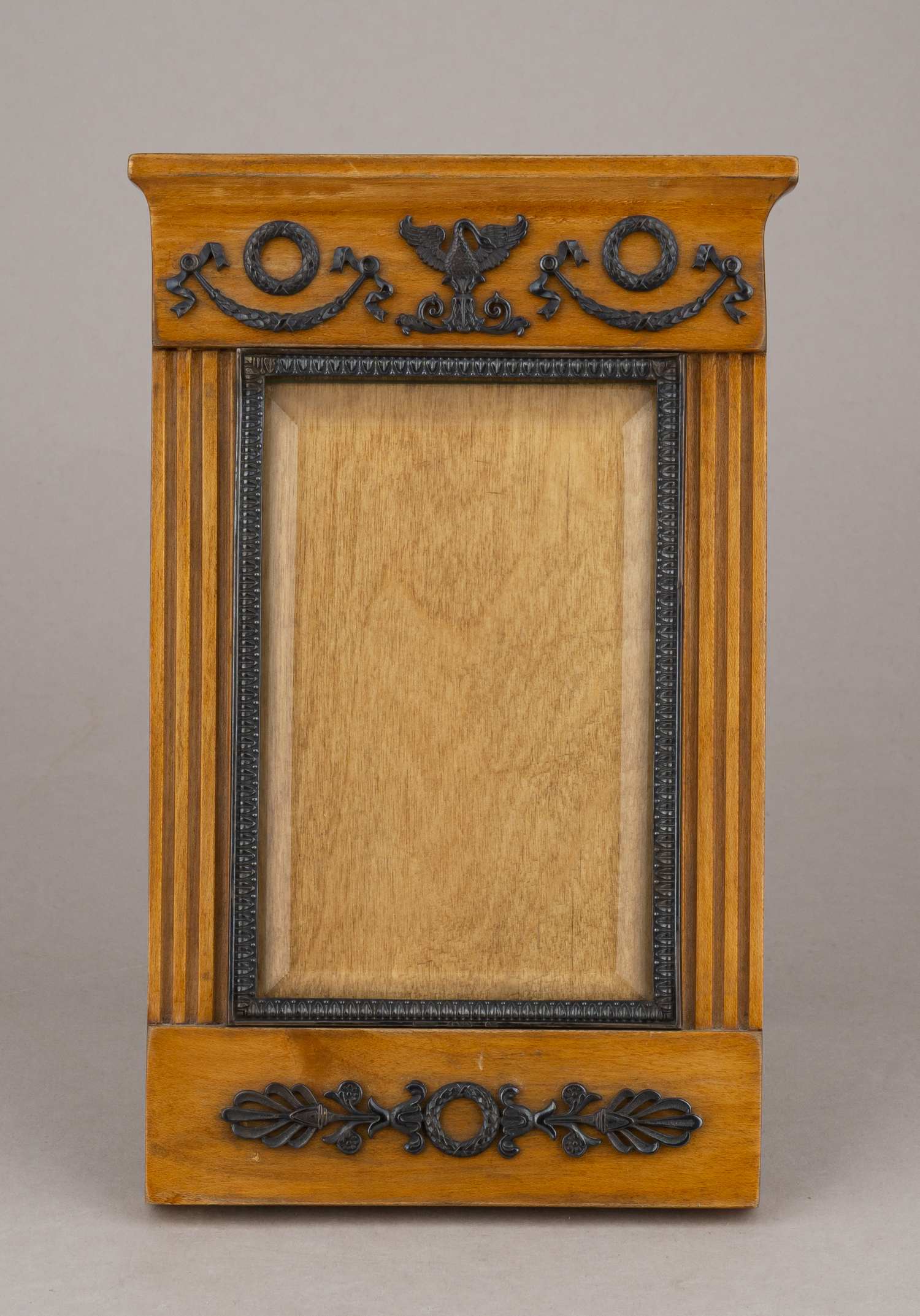 (Фаберже. С экспертизой).  Рама для фото. Дизайн с лебедями.   
Санкт-Петербург, фирма К. Фаберже, мастер Андерс Невалайнен, 1908-1917гг.