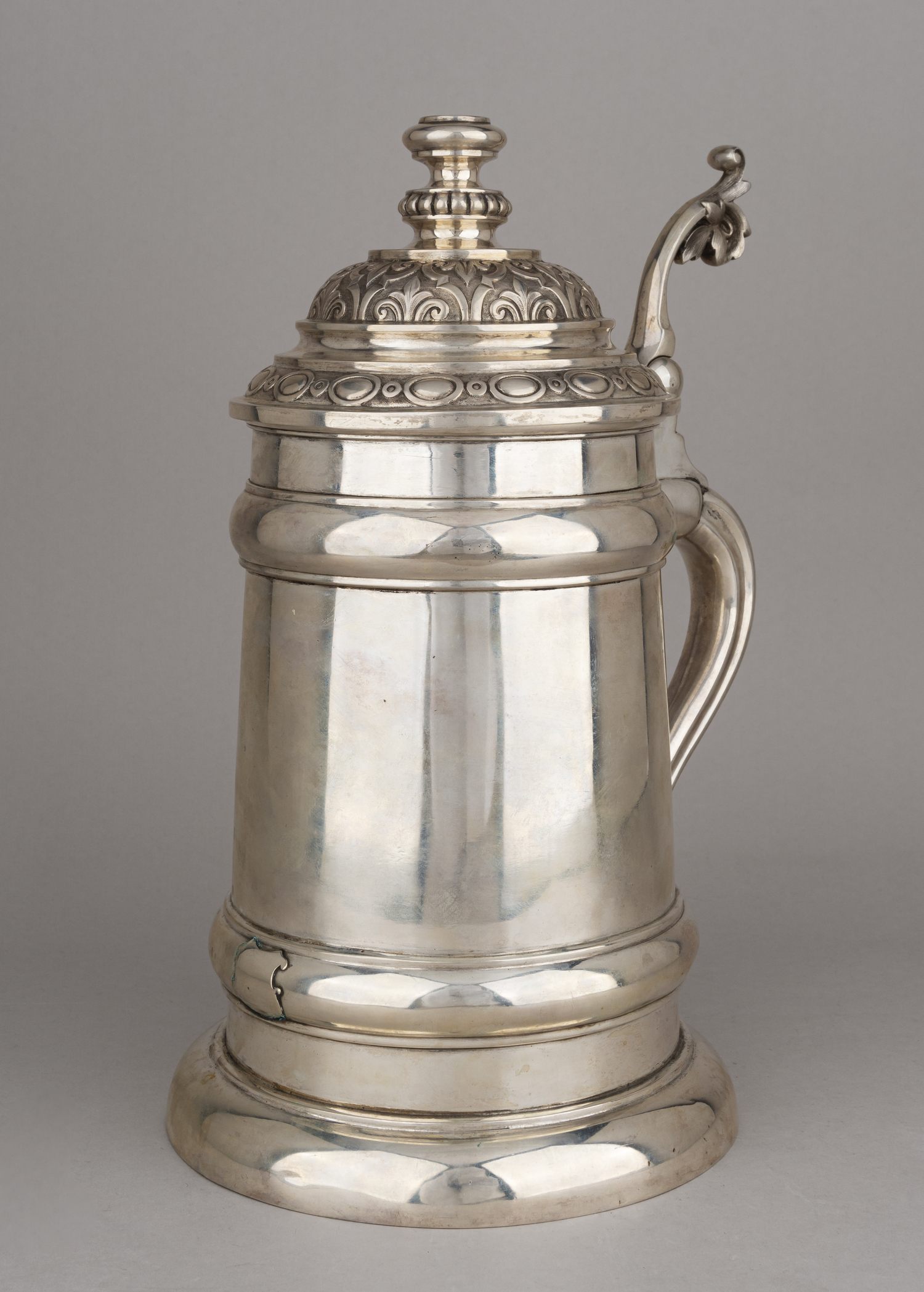 Кружка массивная серебряная. 
Москва, фирма «Шанкс и Болин», мастерская Марии Линке, 1887 г.