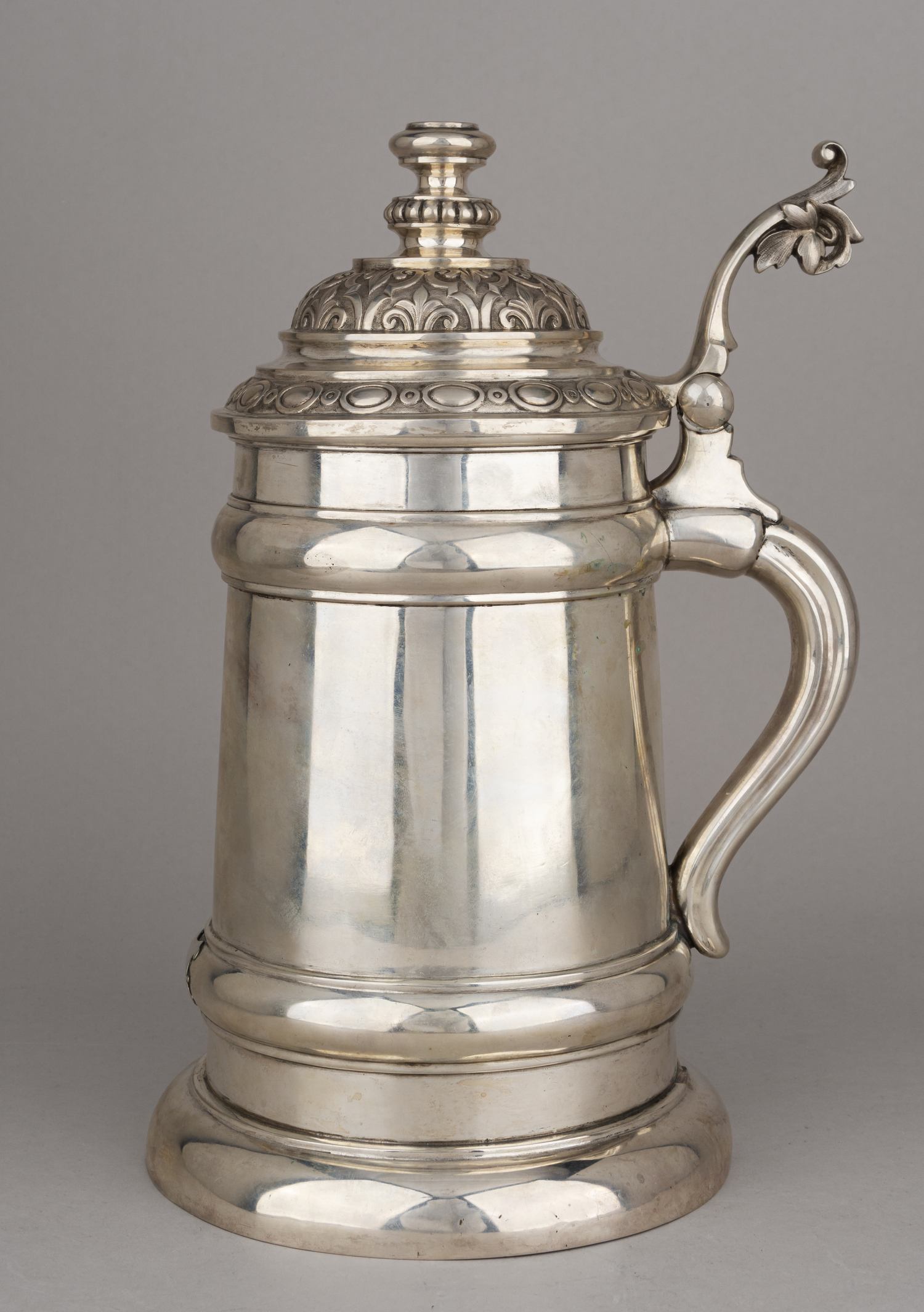 Кружка массивная серебряная. 
Москва, фирма «Шанкс и Болин», мастерская Марии Линке, 1887 г.