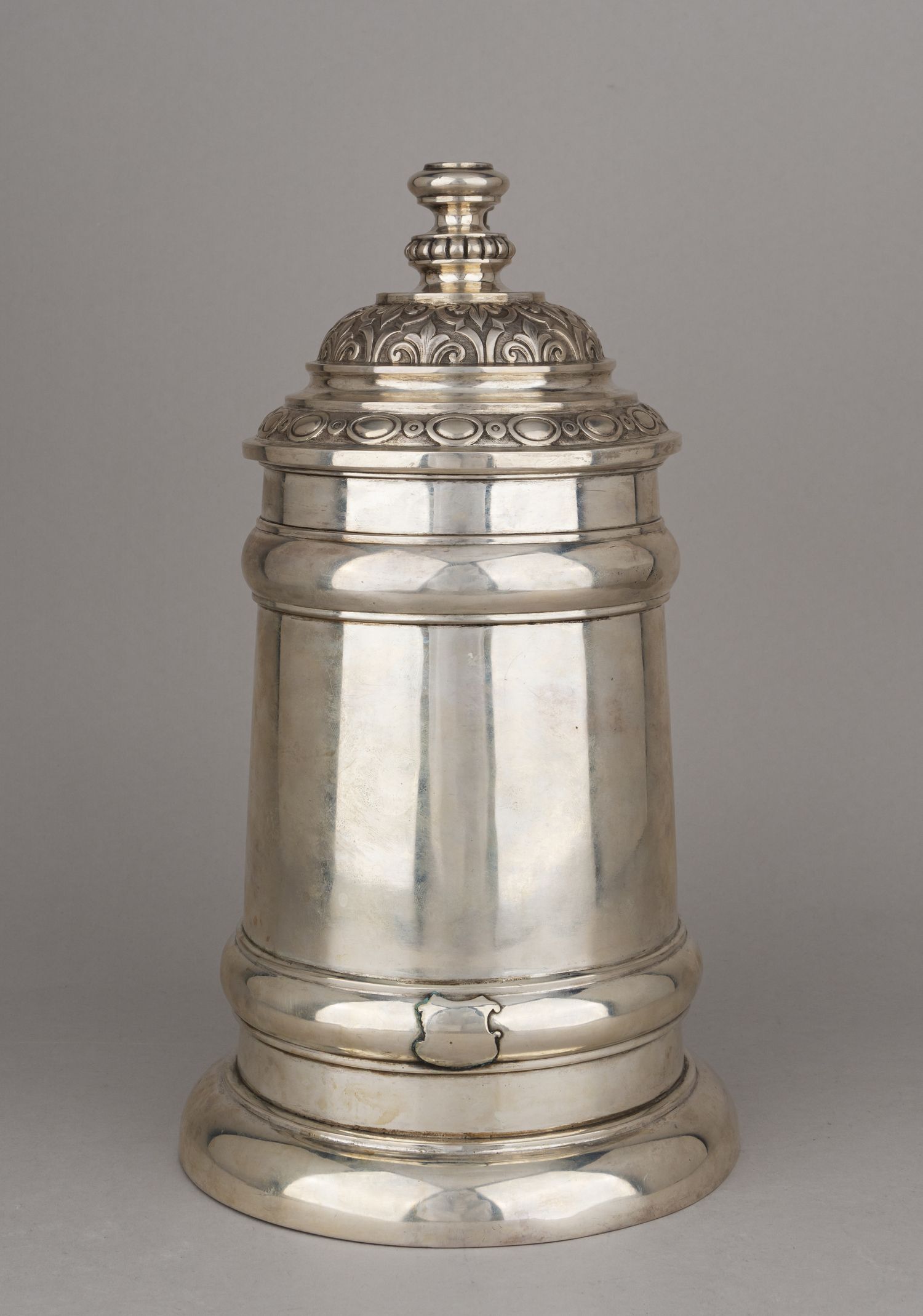 Кружка массивная серебряная. 
Москва, фирма «Шанкс и Болин», мастерская Марии Линке, 1887 г.