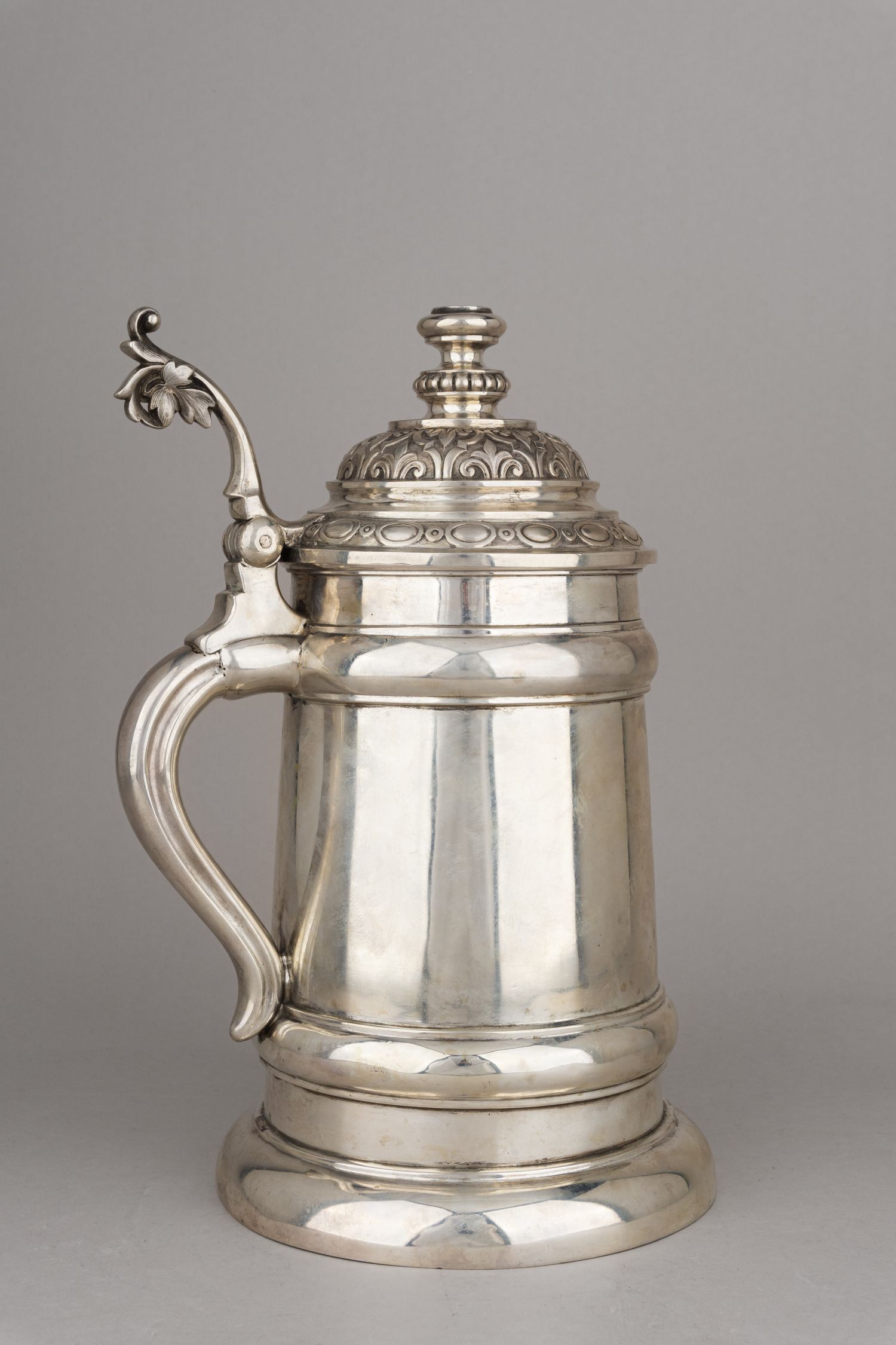 Кружка массивная серебряная. 
Москва, фирма «Шанкс и Болин», мастерская Марии Линке, 1887 г.