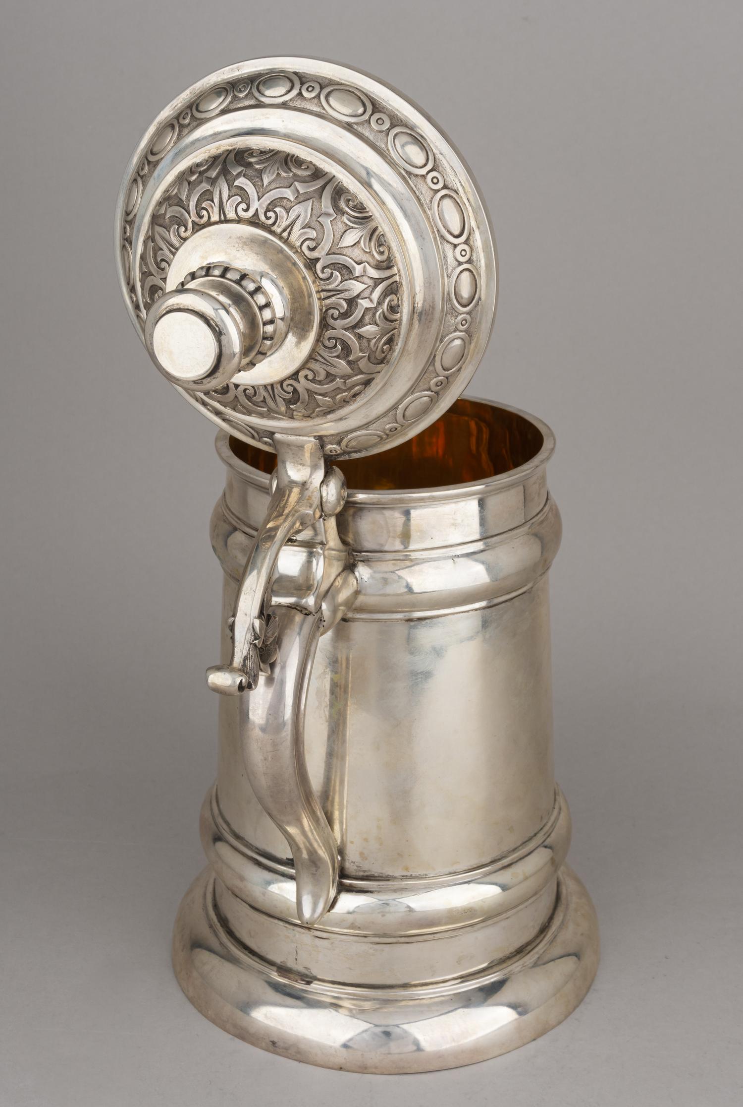 Кружка массивная серебряная. 
Москва, фирма «Шанкс и Болин», мастерская Марии Линке, 1887 г.