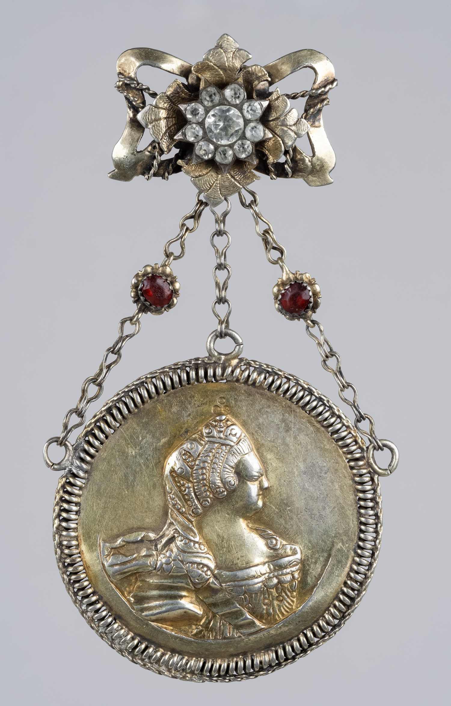 Украшение из дукача.
Российская империя, 1800 гг.