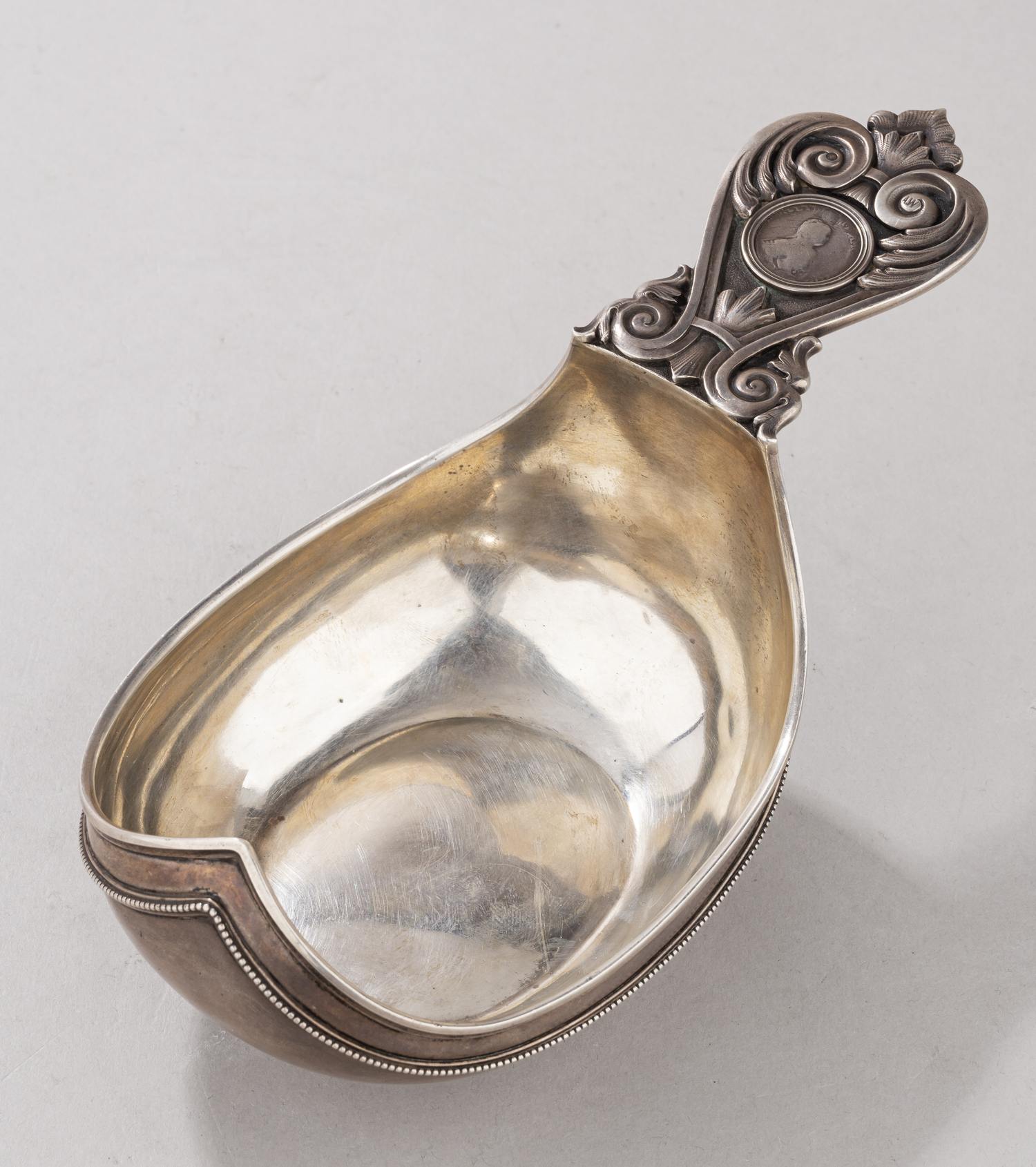 (Фаберже. Вякева). Ковш инкрустированный  гривенником 1752 года.
Санкт-Петербург, фирма «Фаберже», мастерская Александра Вякева, 1908–1917 гг.