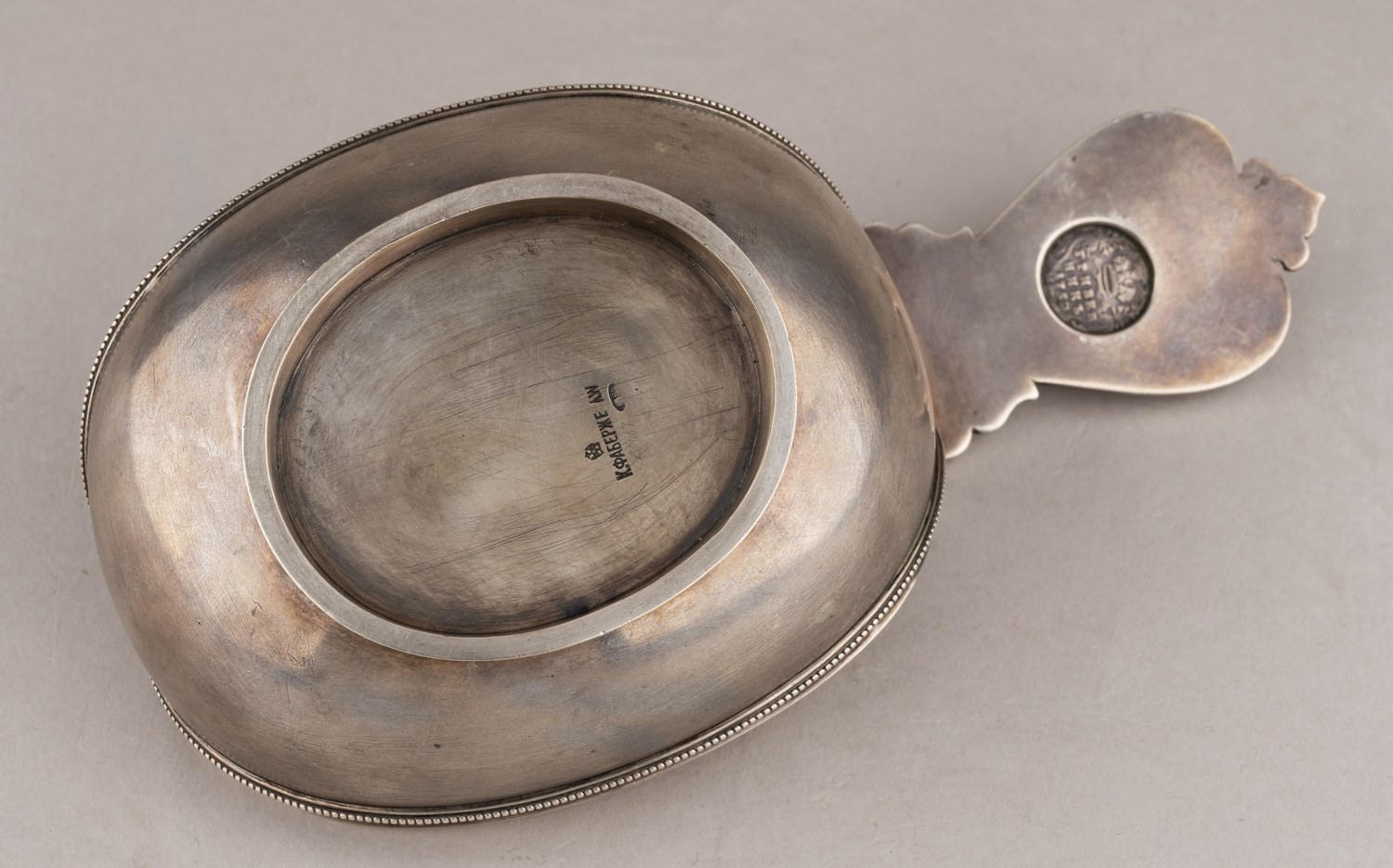 (Фаберже. Вякева). Ковш инкрустированный  гривенником 1752 года.
Санкт-Петербург, фирма «Фаберже», мастерская Александра Вякева, 1908–1917 гг.