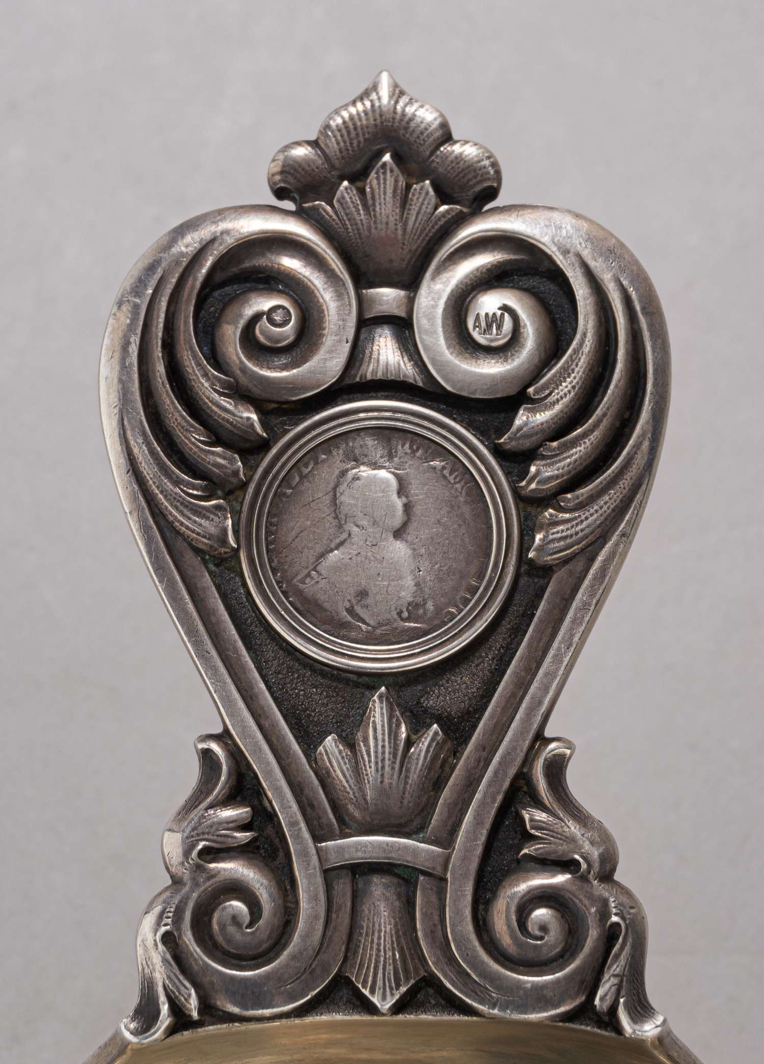 (Фаберже. Вякева). Ковш инкрустированный  гривенником 1752 года.
Санкт-Петербург, фирма «Фаберже», мастерская Александра Вякева, 1908–1917 гг.