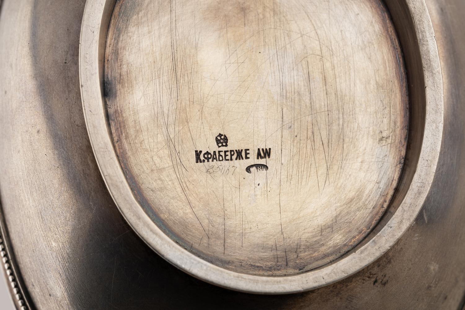 (Фаберже. Вякева). Ковш инкрустированный  гривенником 1752 года.
Санкт-Петербург, фирма «Фаберже», мастерская Александра Вякева, 1908–1917 гг.