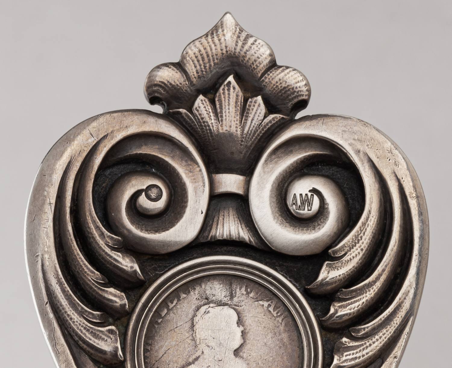 (Фаберже. Вякева). Ковш инкрустированный  гривенником 1752 года.
Санкт-Петербург, фирма «Фаберже», мастерская Александра Вякева, 1908–1917 гг.