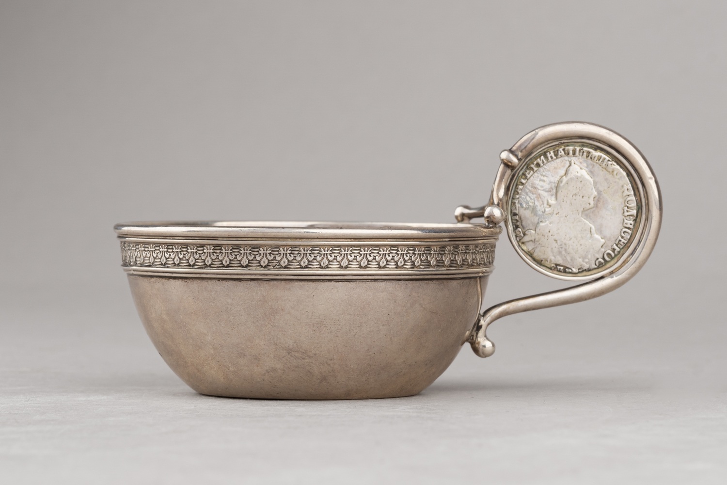 (Фаберже). Чарка с инкрустацием монетой. 
Санкт-Петербург, фирма Фаберже, мастер Дженни Вякева, 1899–1904 гг.