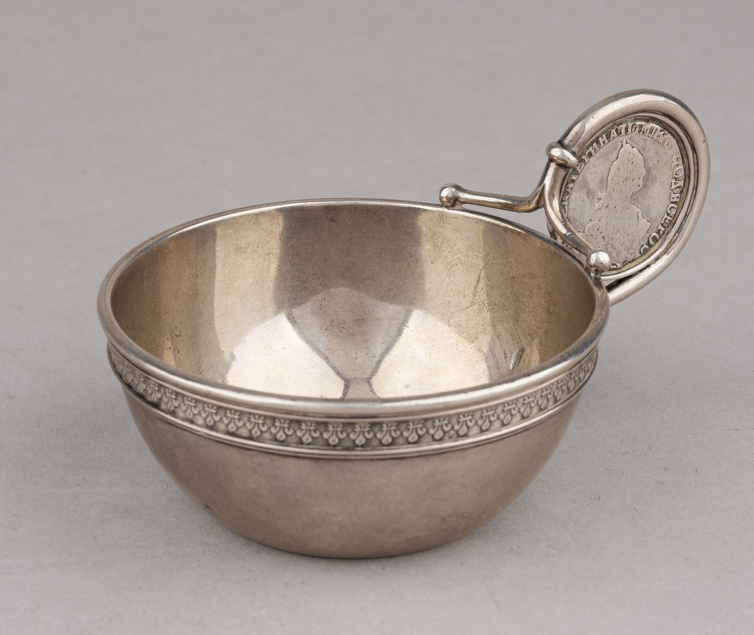 (Фаберже). Чарка с инкрустацием монетой. 
Санкт-Петербург, фирма Фаберже, мастер Дженни Вякева, 1899–1904 гг.