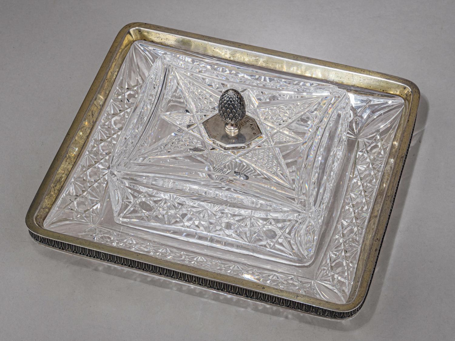 (15 Артель) Хрустальная  масленка/сырница в  серебряной оправе.
 Москва, Пятнадцатая Московская артель,  1910–1917 годы.