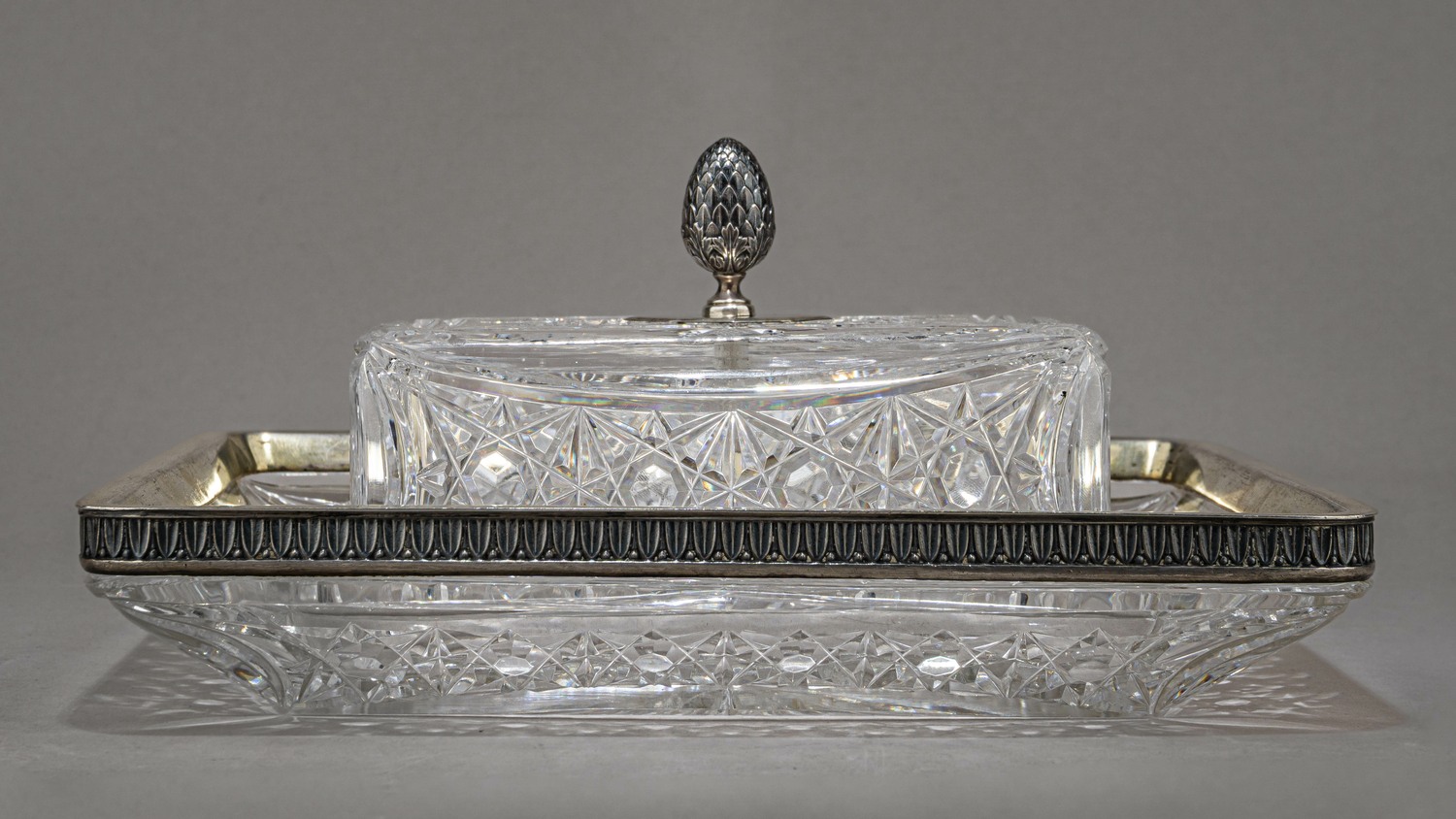 (15 Артель) Хрустальная  масленка/сырница в  серебряной оправе.
 Москва, Пятнадцатая Московская артель,  1910–1917 годы.