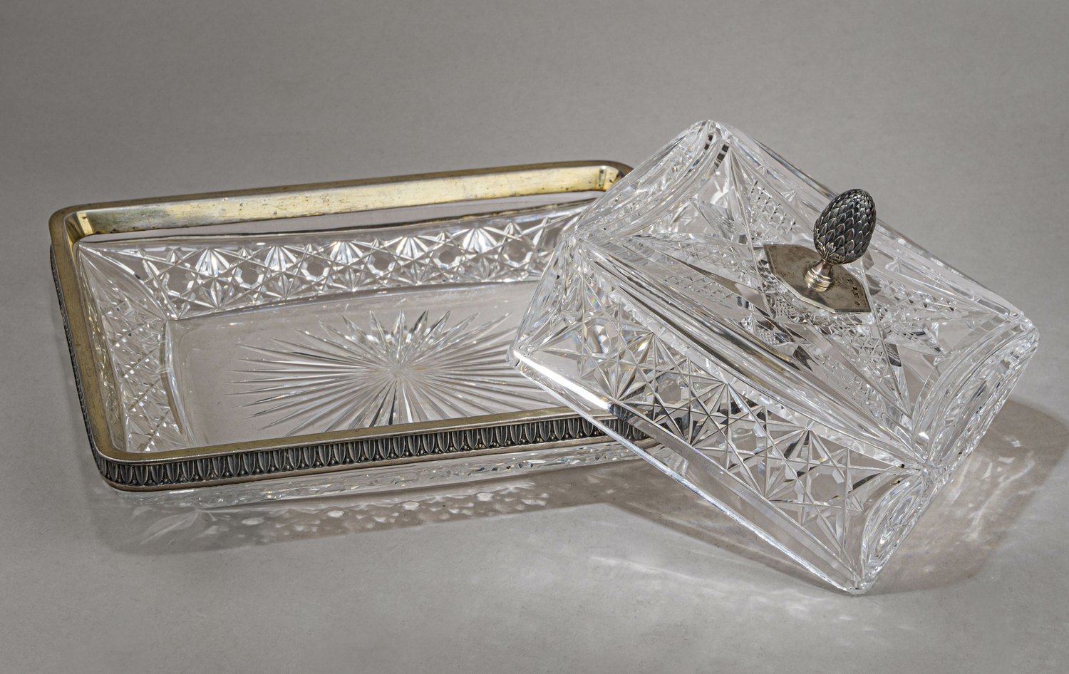 (15 Артель) Хрустальная  масленка/сырница в  серебряной оправе.
 Москва, Пятнадцатая Московская артель,  1910–1917 годы.