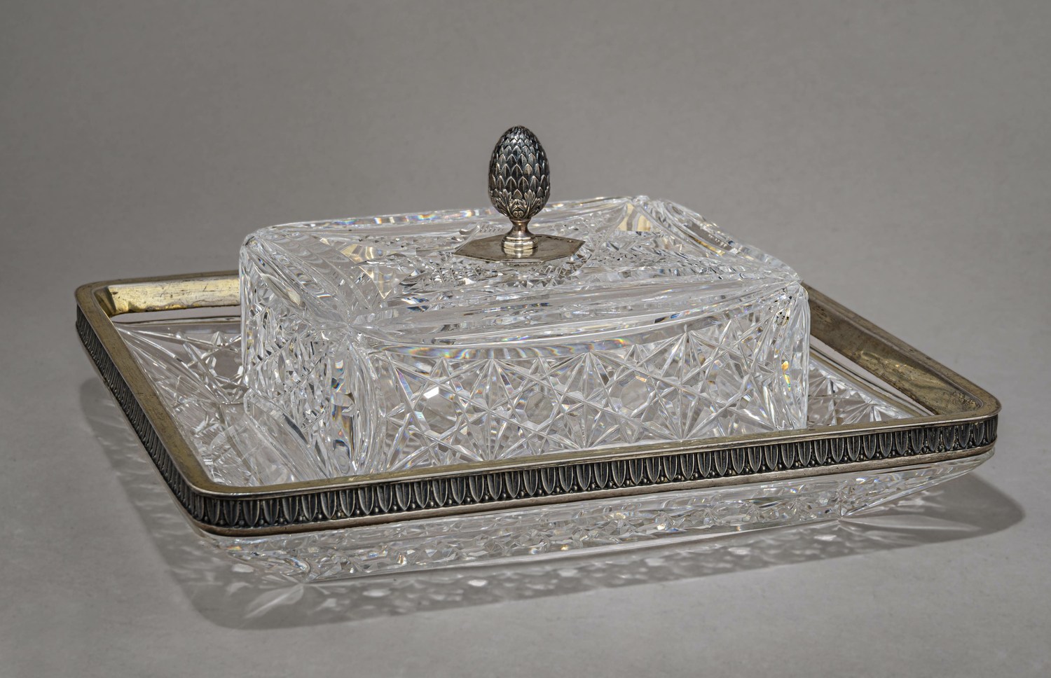 (15 Артель) Хрустальная  масленка/сырница в  серебряной оправе.
 Москва, Пятнадцатая Московская артель,  1910–1917 годы.