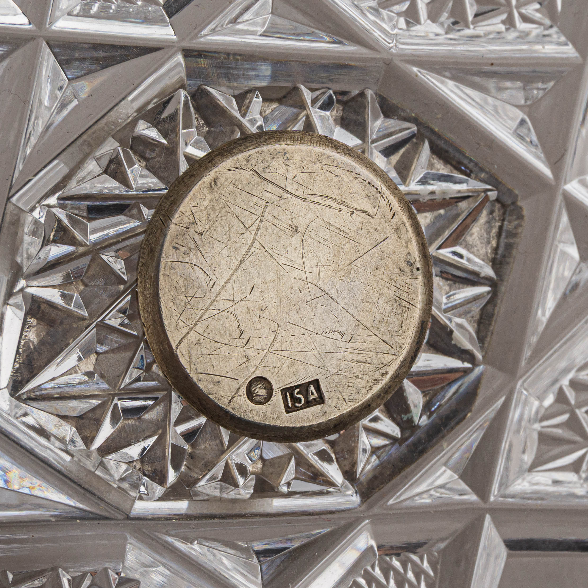 (15 Артель) Хрустальная  масленка/сырница в  серебряной оправе.
 Москва, Пятнадцатая Московская артель,  1910–1917 годы.