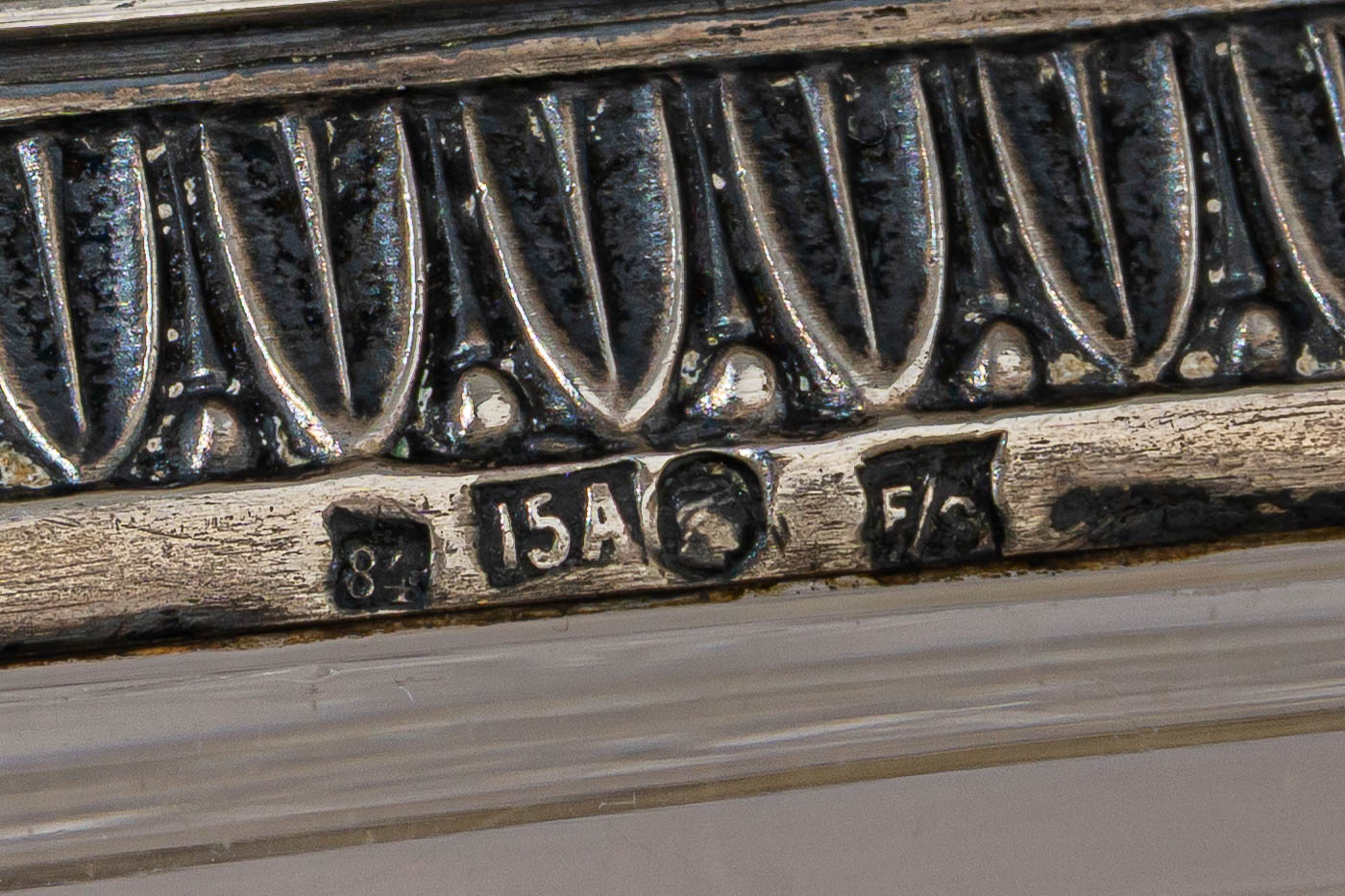 (15 Артель) Хрустальная  масленка/сырница в  серебряной оправе.
 Москва, Пятнадцатая Московская артель,  1910–1917 годы.