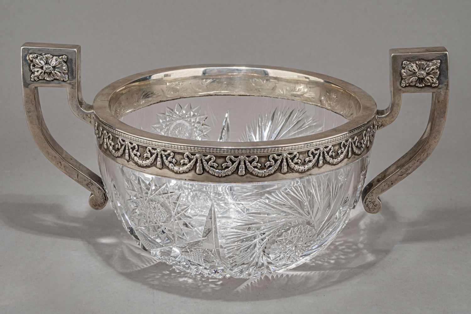 (Лорие. Черятов) Ваза в серебряной оправе в стиле неоклассицизм.
Москва, фирма Федора Лорие, фабрика Егора Черятова, начало ХХ века.