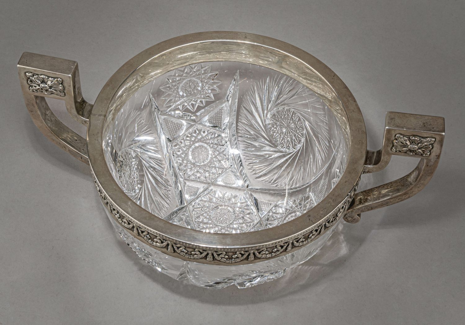 (Лорие. Черятов) Ваза в серебряной оправе в стиле неоклассицизм.
Москва, фирма Федора Лорие, фабрика Егора Черятова, начало ХХ века.