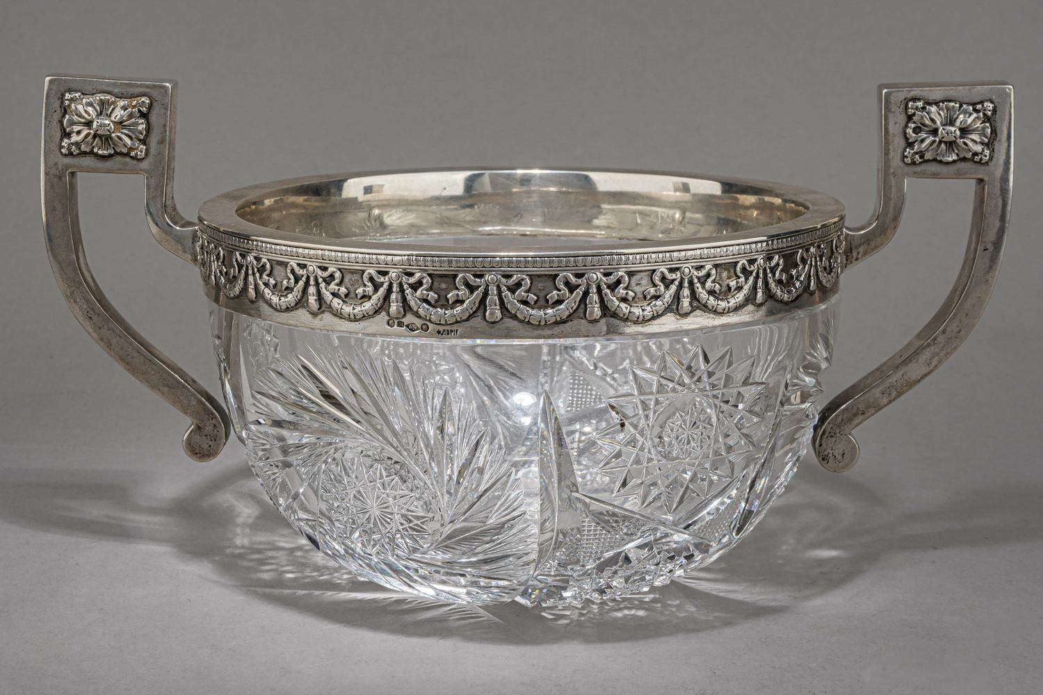 (Лорие. Черятов) Ваза в серебряной оправе в стиле неоклассицизм.
Москва, фирма Федора Лорие, фабрика Егора Черятова, начало ХХ века.