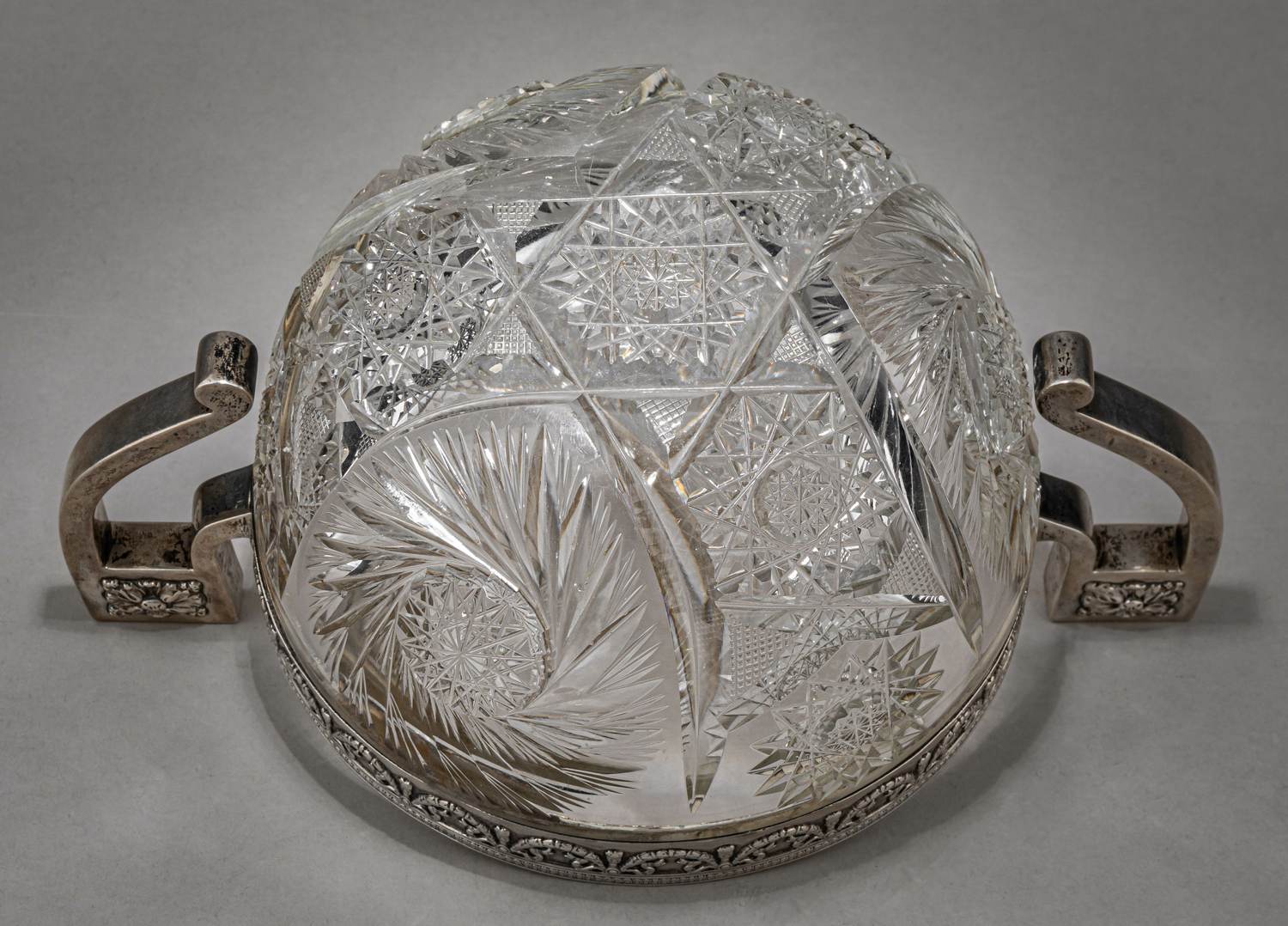 (Лорие. Черятов) Ваза в серебряной оправе в стиле неоклассицизм.
Москва, фирма Федора Лорие, фабрика Егора Черятова, начало ХХ века.