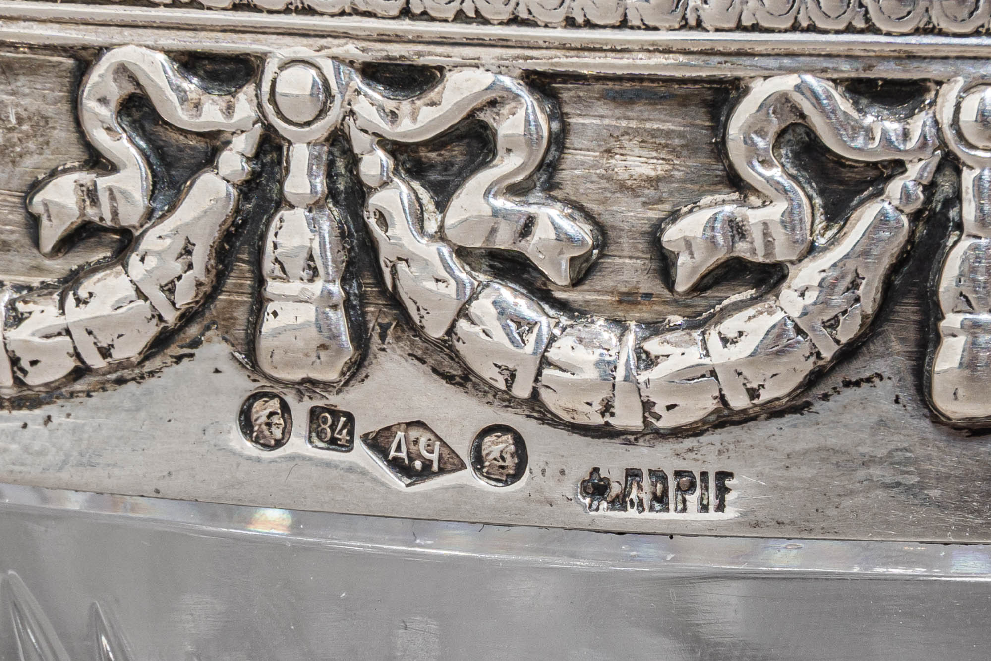 (Лорие. Черятов) Ваза в серебряной оправе в стиле неоклассицизм.
Москва, фирма Федора Лорие, фабрика Егора Черятова, начало ХХ века.