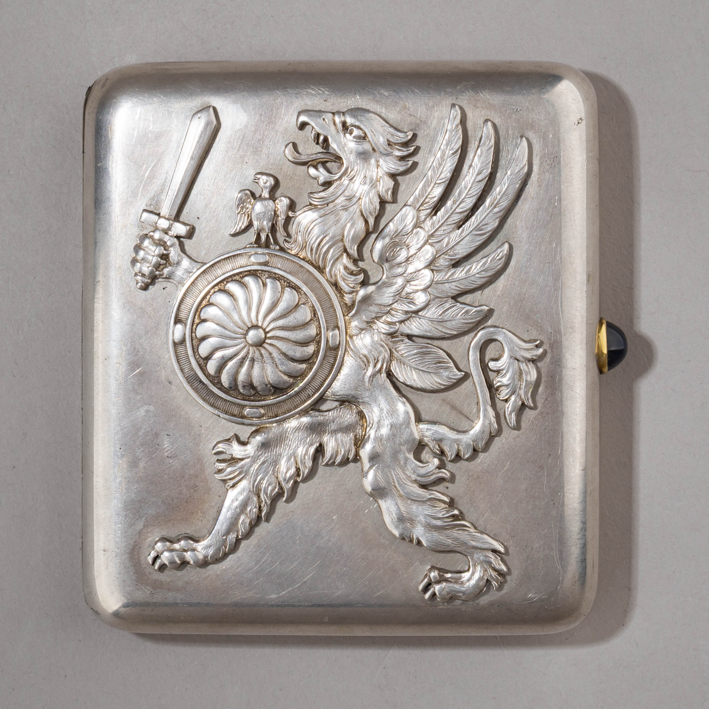 (Фаберже по заказу Романовых) Портсигар с изображением родового герба рода Романовых. В фирменном футляре.
 Санкт-Петербург, Фирма Поставщика Высочайшего двора К. Фаберже, мастер Я. Армфельд, 1908–1916 годы.