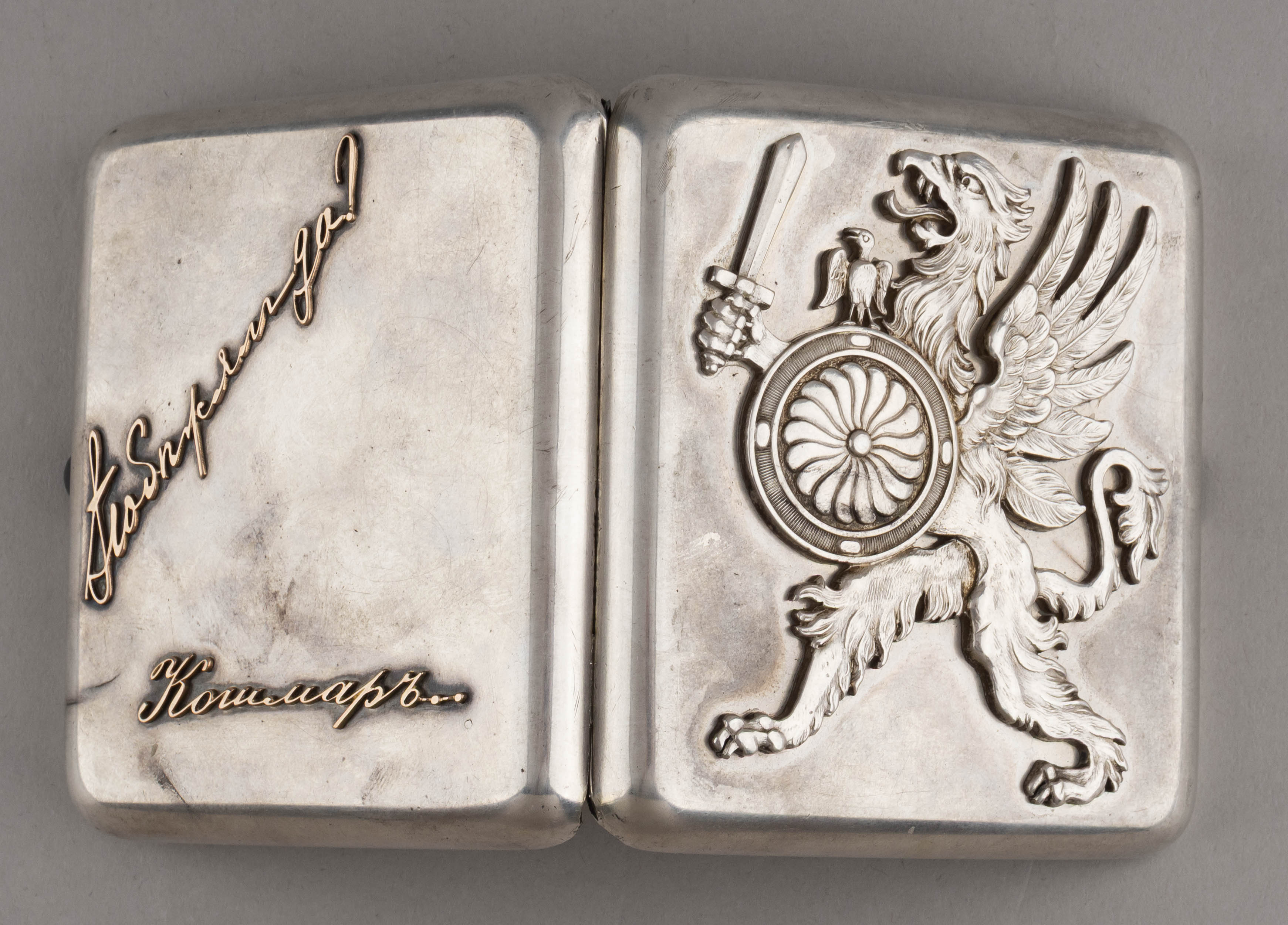 (Фаберже по заказу Романовых) Портсигар с изображением родового герба рода Романовых. В фирменном футляре.
 Санкт-Петербург, Фирма Поставщика Высочайшего двора К. Фаберже, мастер Я. Армфельд, 1908–1916 годы.